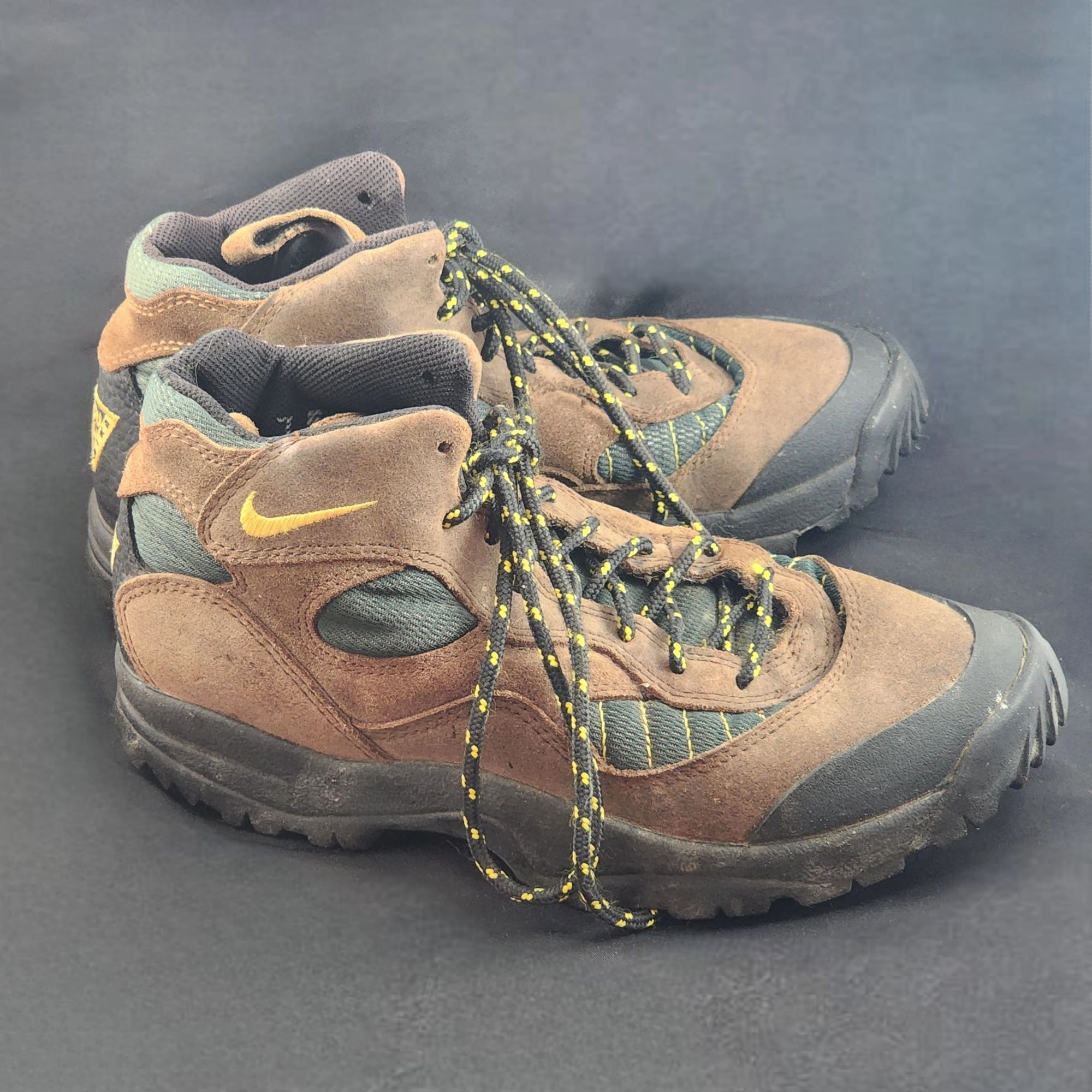 Old school nike hiking boots best sale