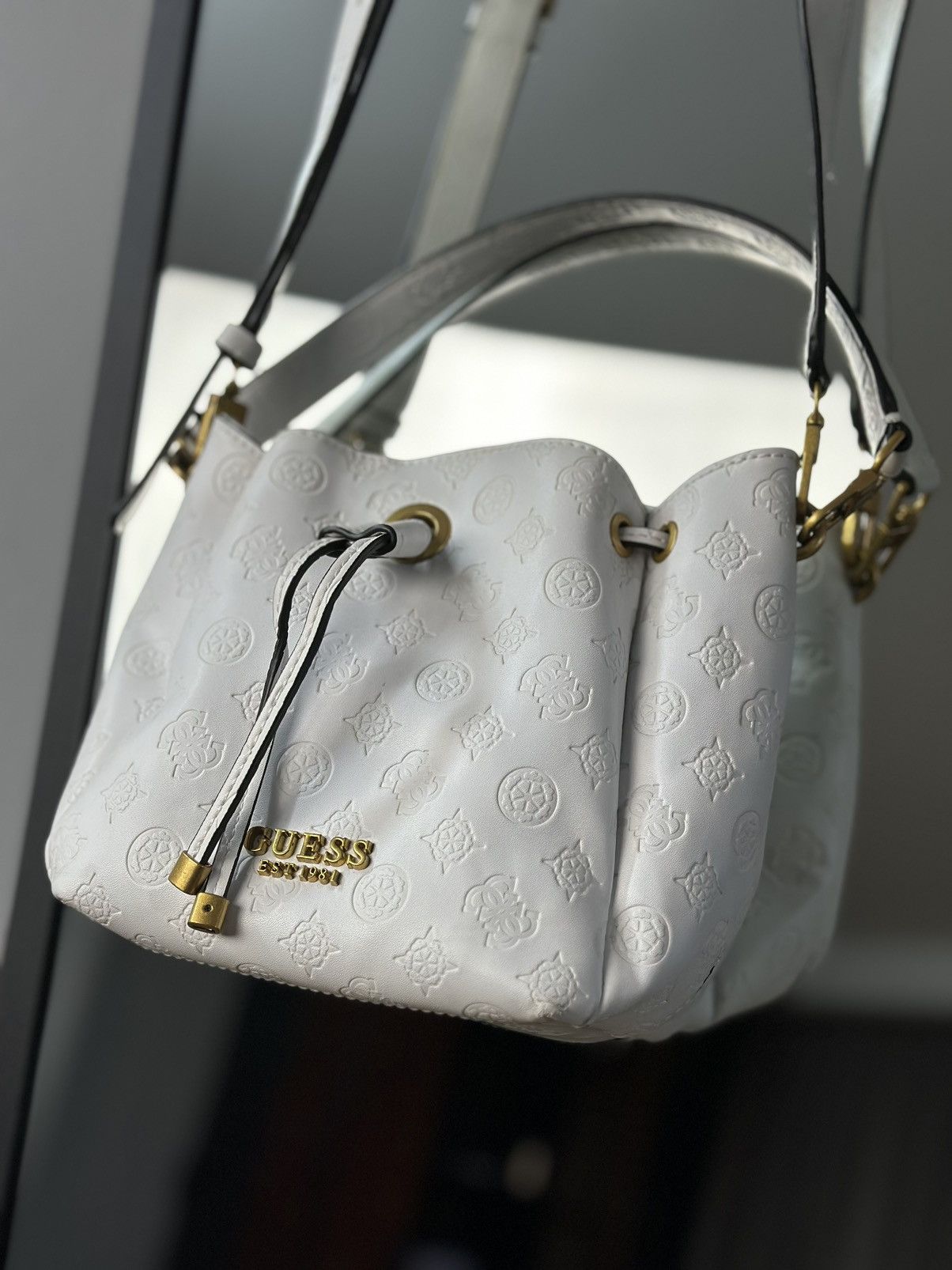 Guess Guess White Monogram Bucket Bag Gold Hardware Y2K Style Size ONE SIZE - 7 Thumbnail