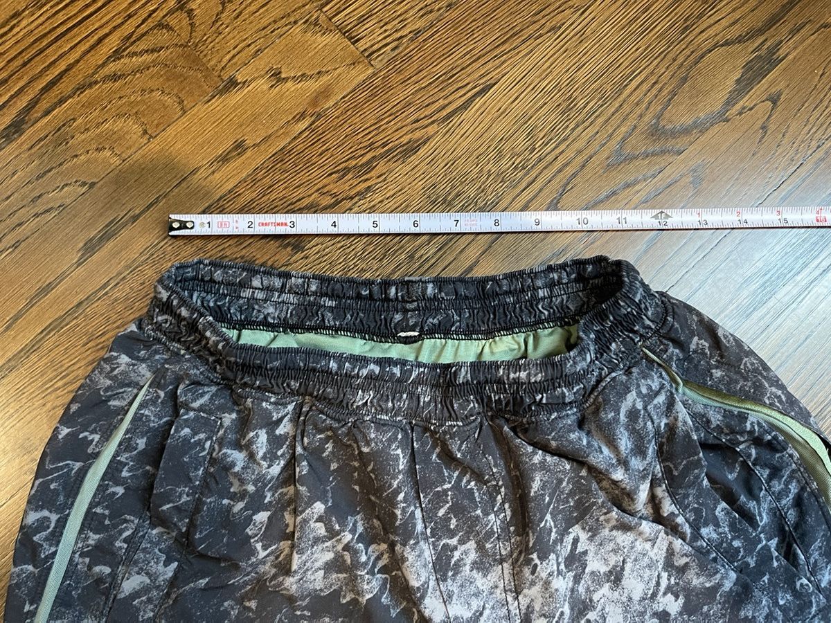 Lululemon Lululemon lined camo print shorts size medium Size US 32 / EU 48 - 2 Thumbnail