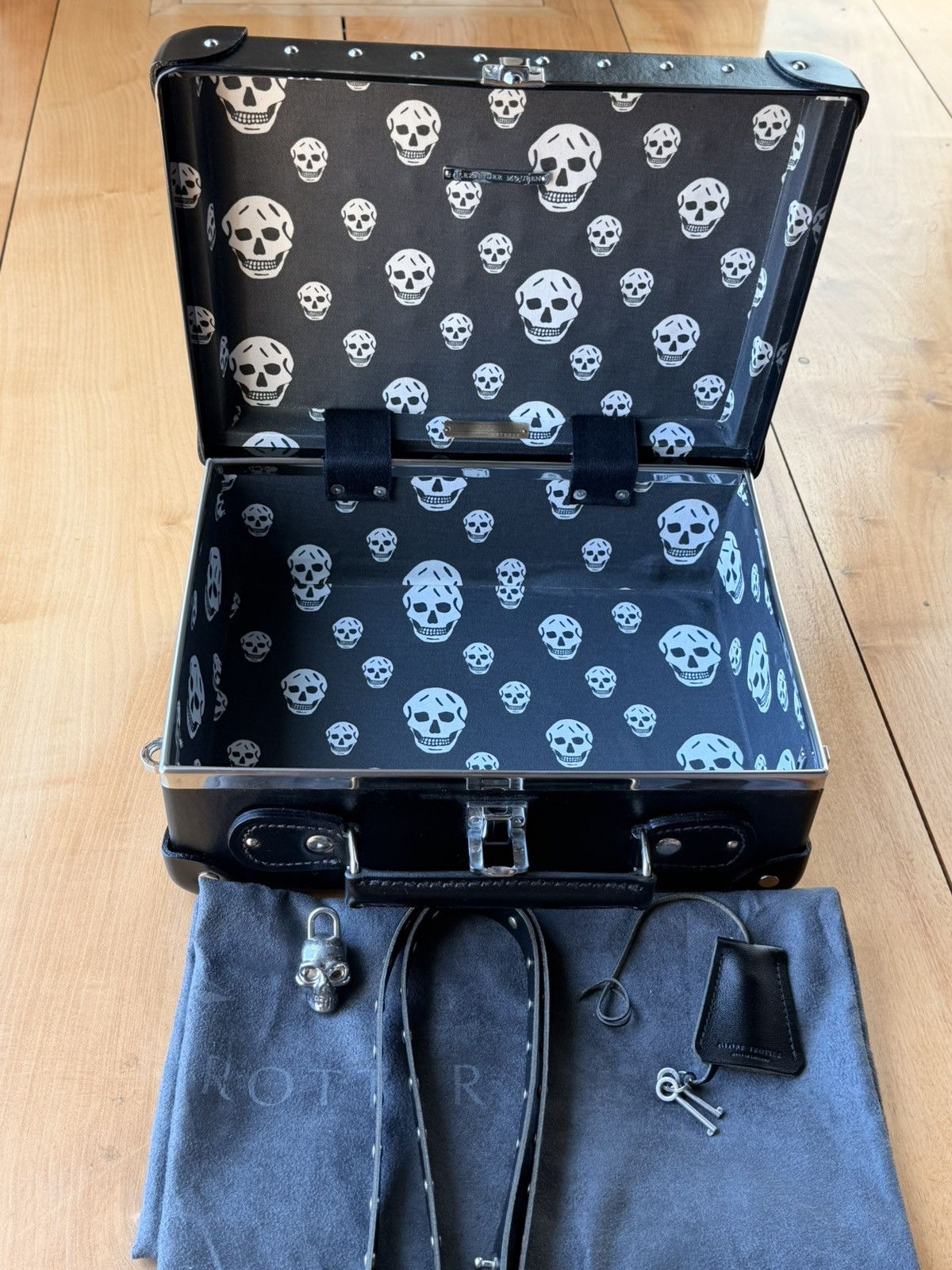 Globe-Trotter Rare Alexander McQueen Globe-Trotter Studded Leather Bag Size ONE SIZE - 11 Thumbnail