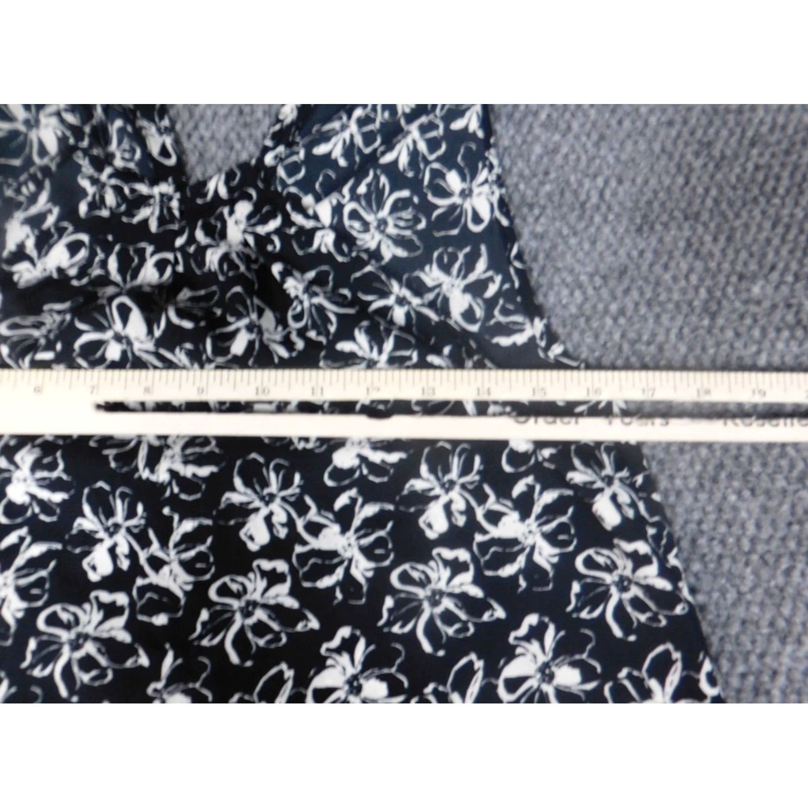 Banana Republic Banana Republic Blouse Shirt Petites Womens XS Black Floral Sleeveless Crew Neck Pullover Casual Button Polyester Vintage? No (adjusted) Size XS / US 0-2 / IT 36-38 - 4 Thumbnail