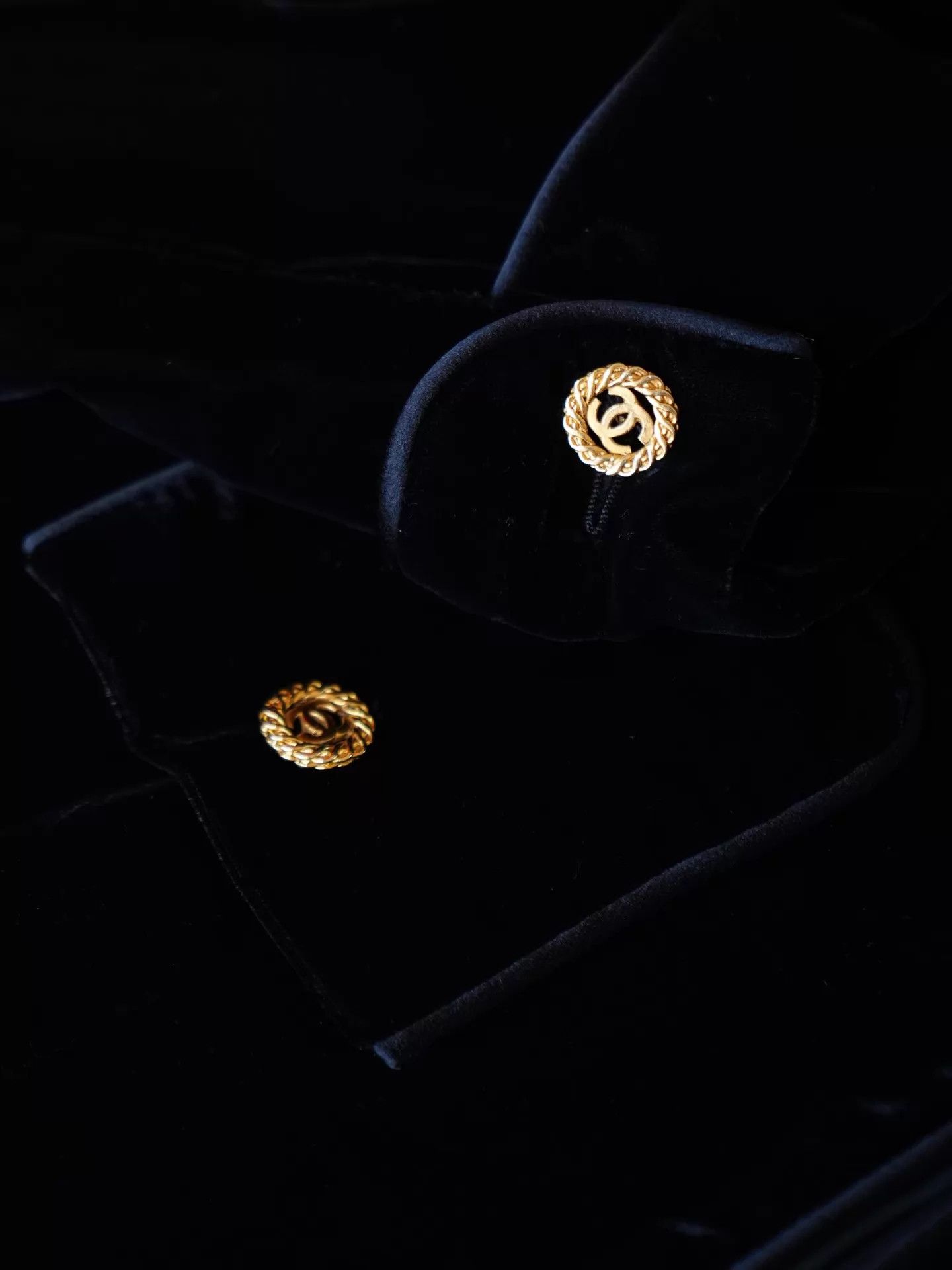 Chanel Chanel 1984 Silk Velvet Blazer Women's Black & Gold Vogue Size XS / US 0-2 / IT 36-38 - 8 Thumbnail