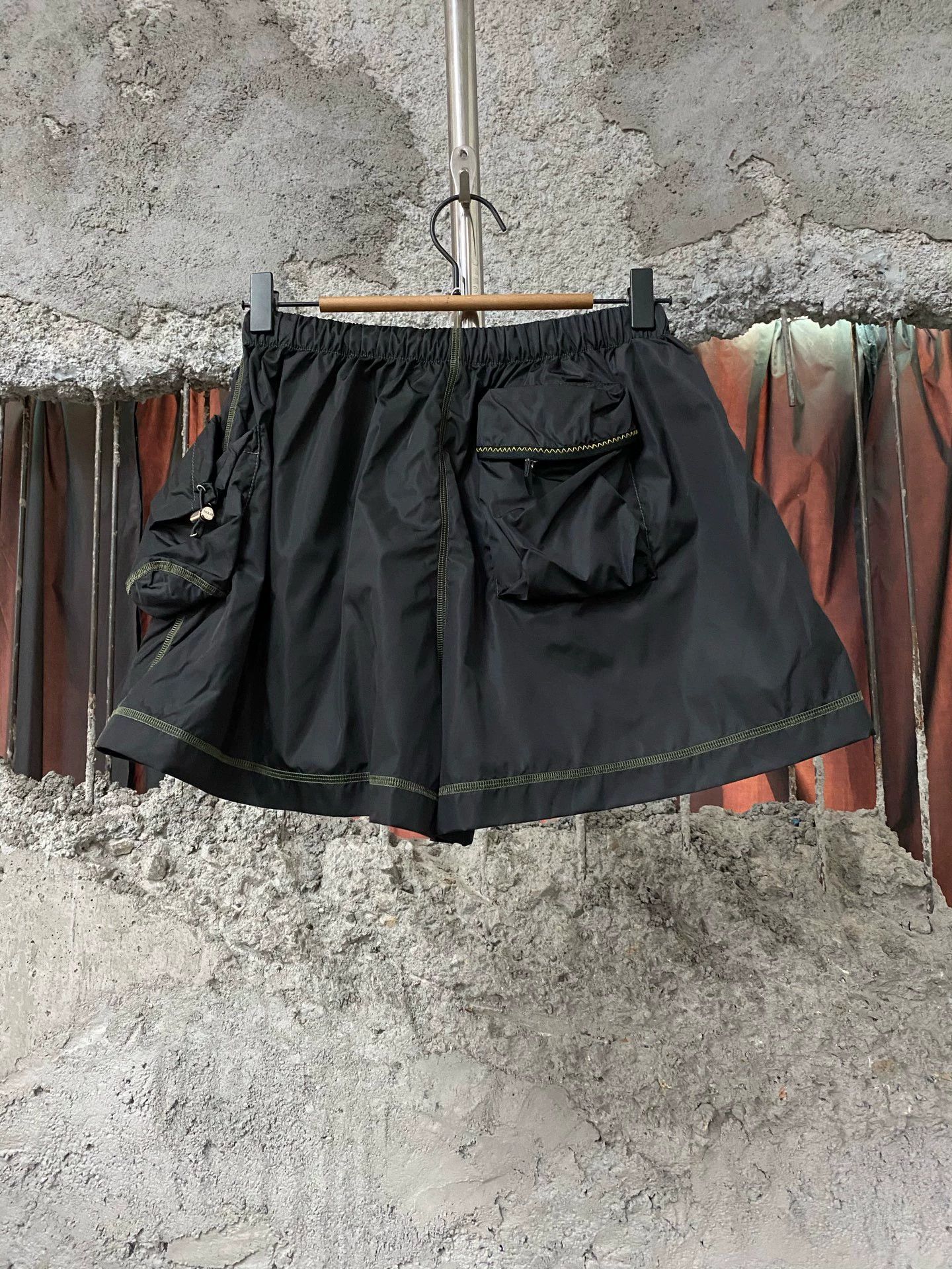 Prada Prada Triangle Logo Short 38 Size 27" / US 4 / IT 40 - 2 Thumbnail