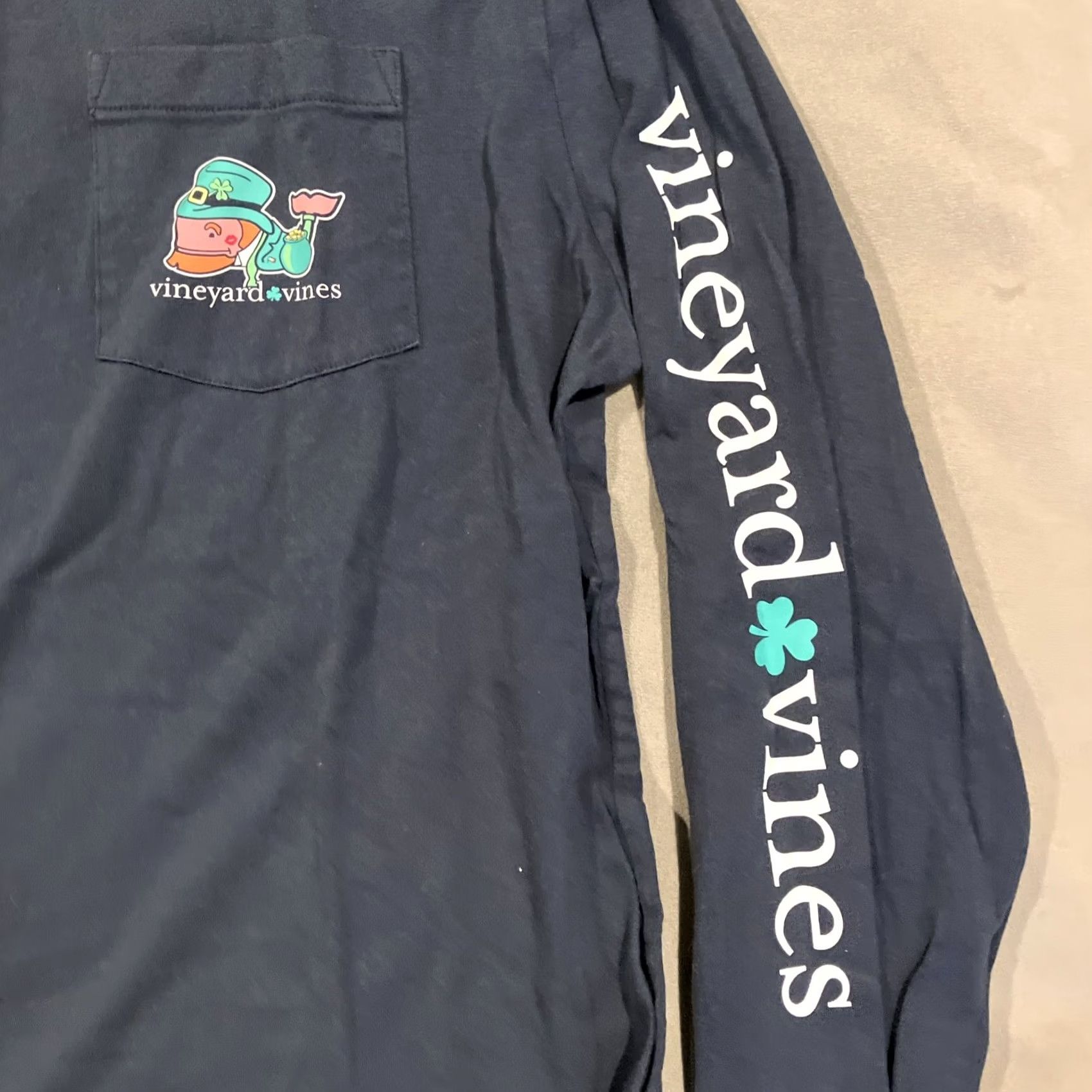 Vineyard Vines Vineyard Vines KISS ME IM IRISH Long Sleeve Crew Neck Pocket T Shirt L Men Blue Size US L / EU 52-54 / 3 - 3 Thumbnail
