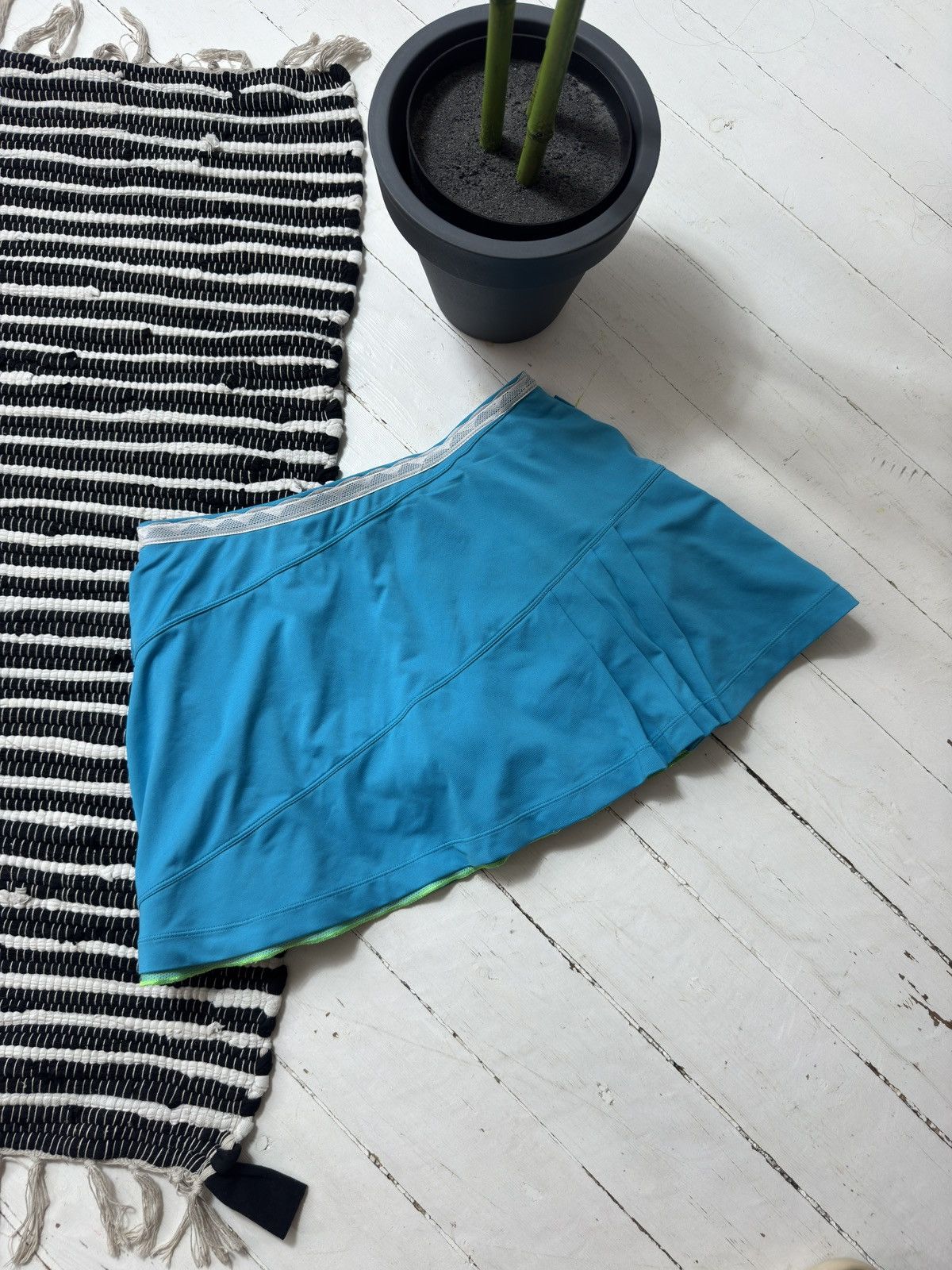 Nike VINTAGE NIKE 2000s PLEATED MINI SKIRT / SHORTS Size 30" / US 8 / IT 44 - 9 Thumbnail