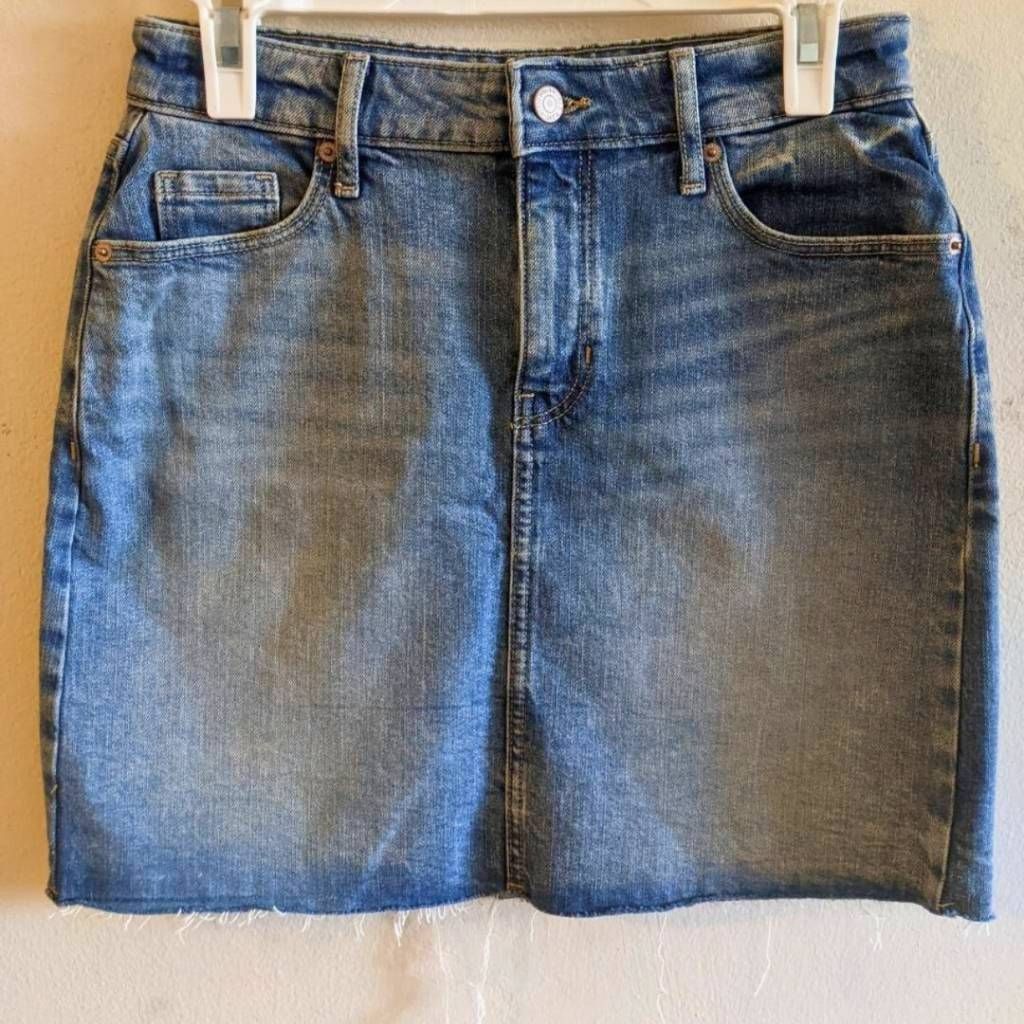 Old Navy Old Navy Women's Size 2 Denim Mini Skirt Medium Wash Raw Hem Size 26" / US 2 / IT 38 - 1 Thumbnail