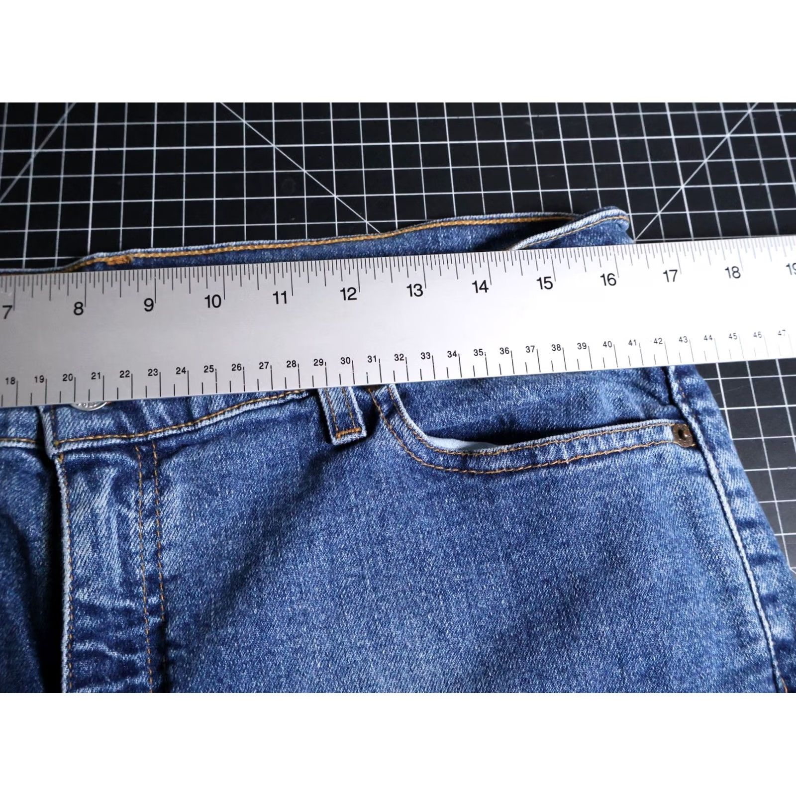 Levi's VINTAGE Levi's 512 Jeans Women's 16 MIS Slim Tapered Leg Denim USA Tag Blue 30.5 Inseam 33/30.5 High Rise Medium Wash 2000s Mens? Size 38" / US 16 / IT 52 - 6 Thumbnail