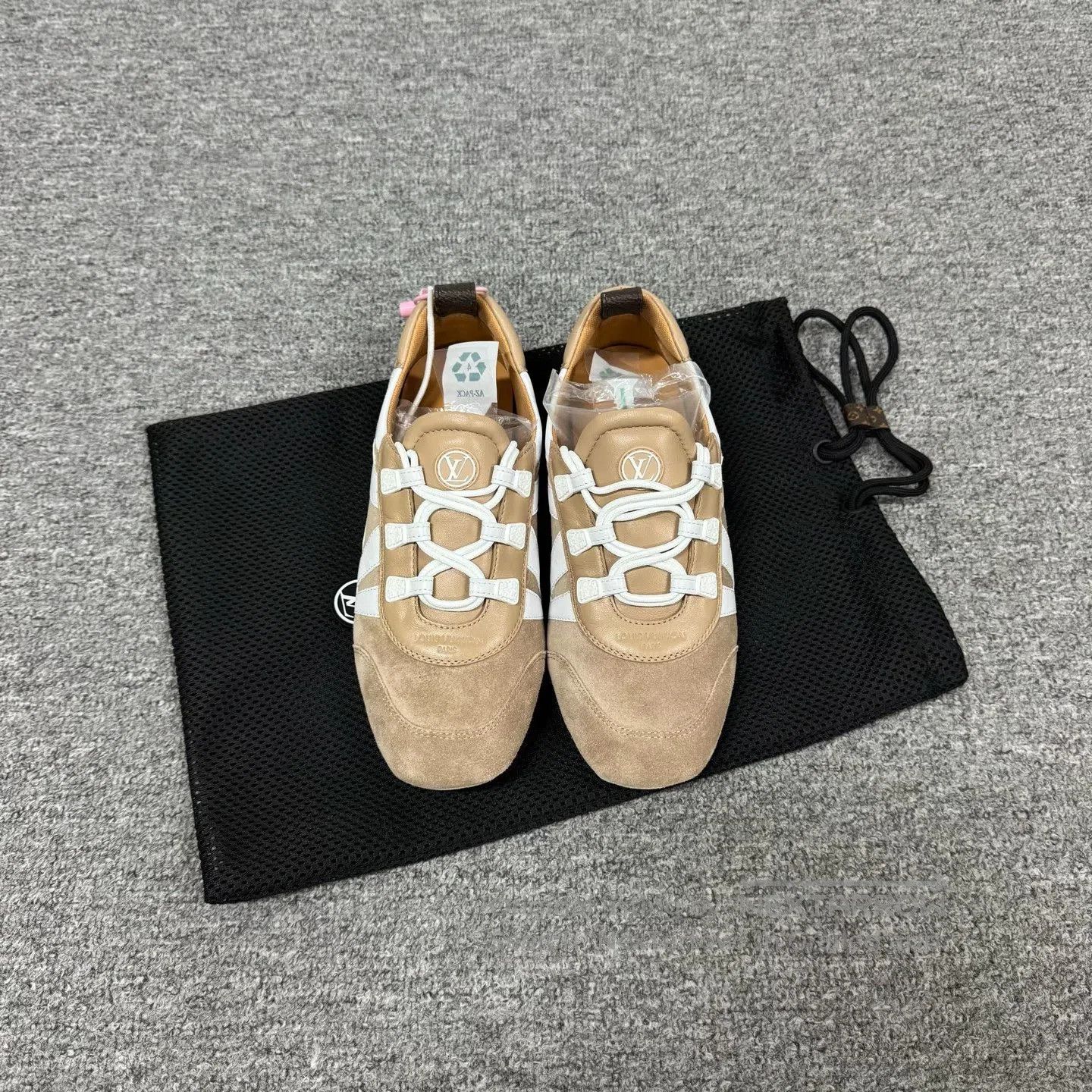Louis Vuitton Louis Vuitton size 38 Waisted design; metal buttons; medium Size M / US 6-8 / IT 42-44 - 3 Thumbnail