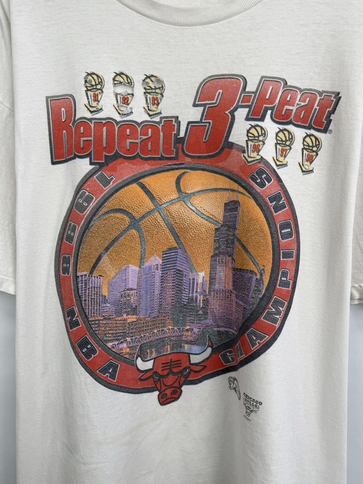 Starter 🇺🇸 Vintage 1998 Chicago Bulls Repeat 3 Peat Starter T-Shir Size US XXL / EU 58 / 5 - 5 Thumbnail