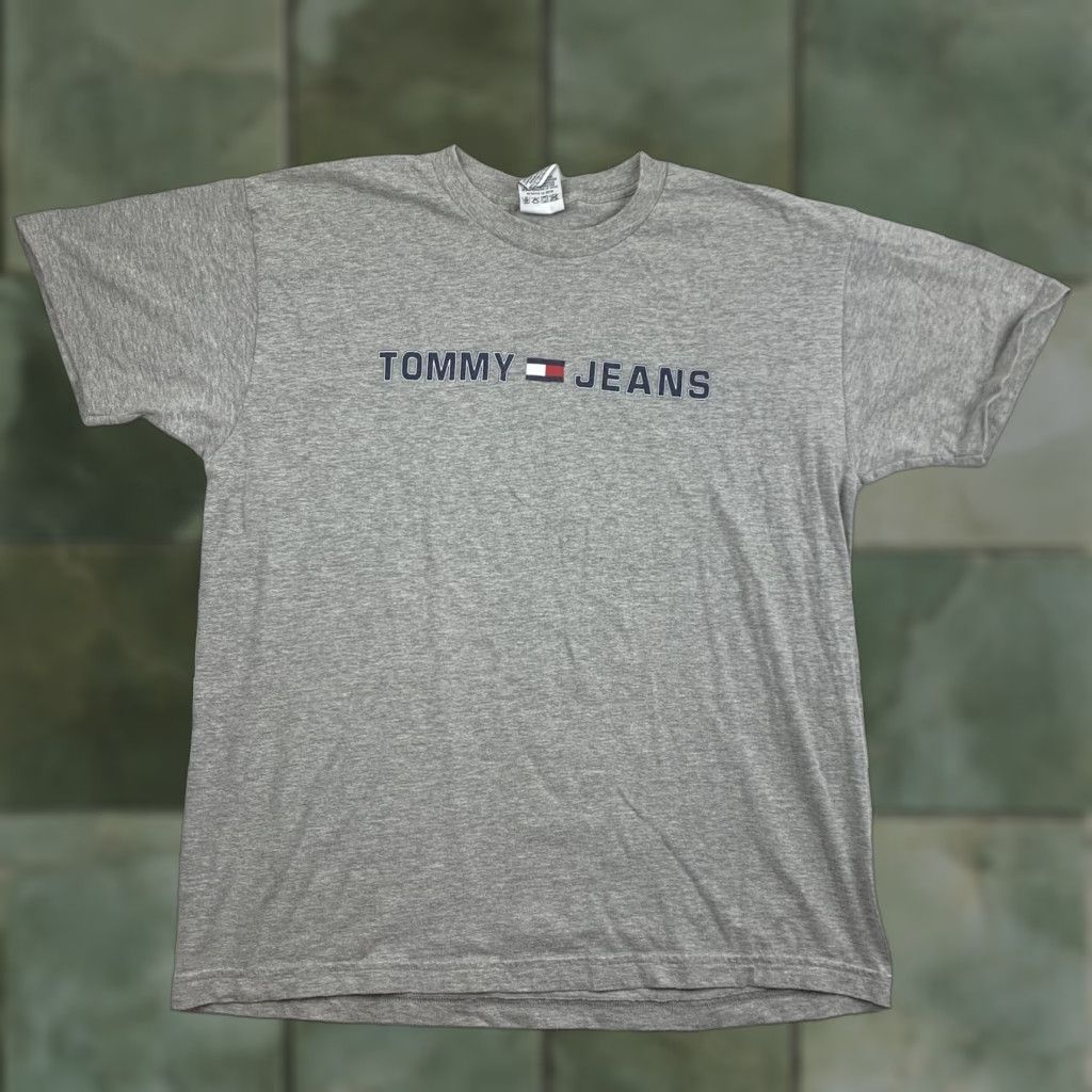 Tommy Hilfiger VINTAGE Tommy Hilfiger Shirt Adult Large Gray Box Logo 90s Grunge Mens T-Shirt Size US L / EU 52-54 / 3 - 1 Thumbnail