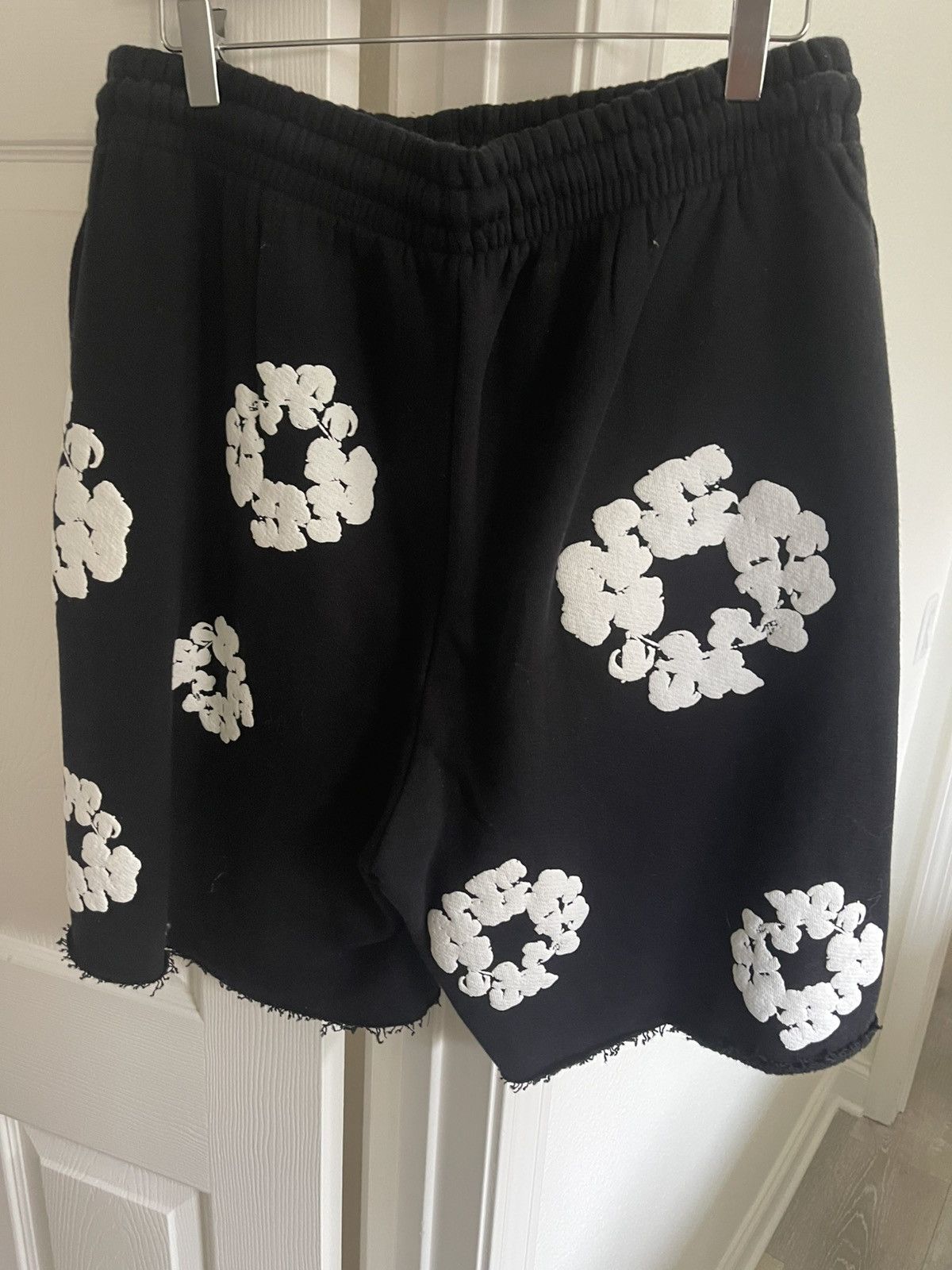 DENIM TEARS Denim Tears Cotton Wreath Shorts Black Size US 33 - 2 Thumbnail