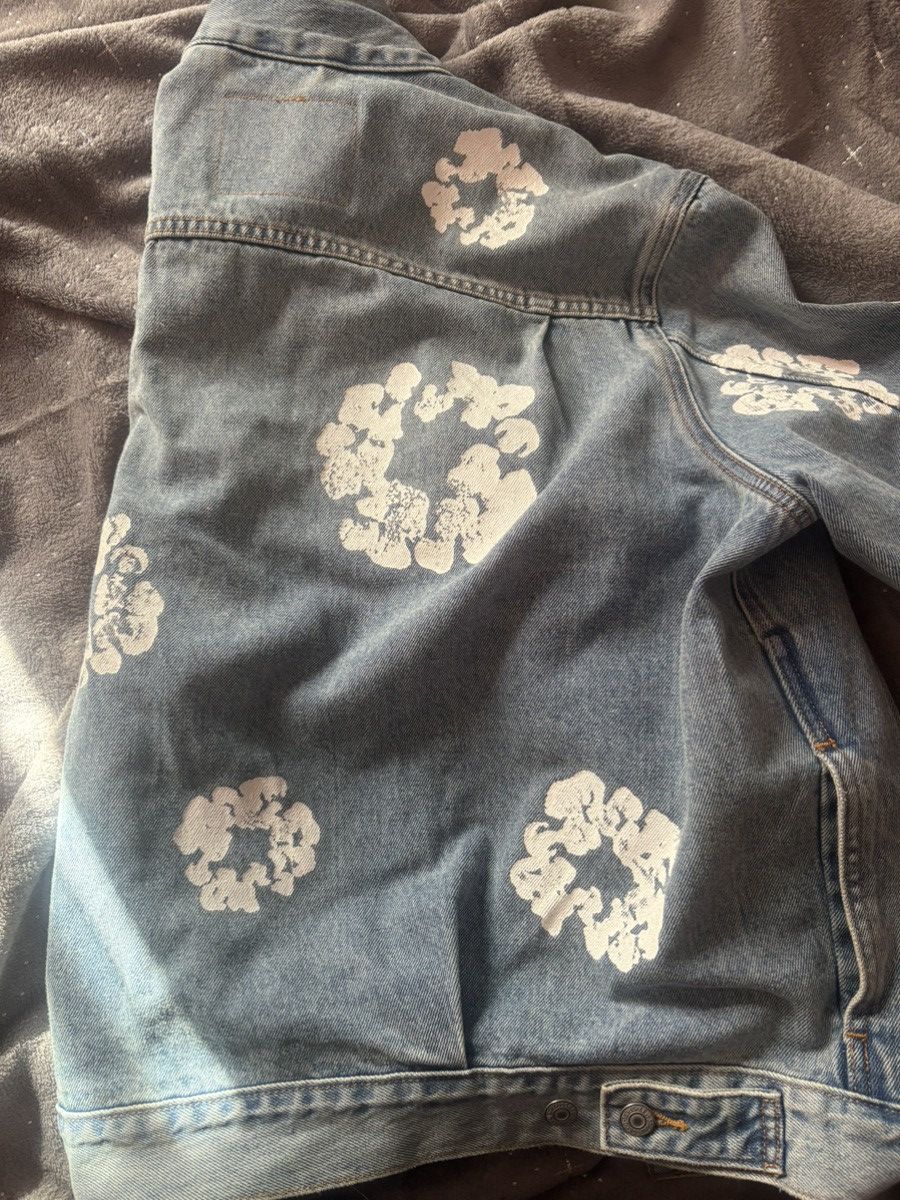 DENIM TEARS × Levi's Levi X Denim Tears Jean Jacket All Over Wreath Light Wash Size L / US 10 / IT 46 - 7 Thumbnail