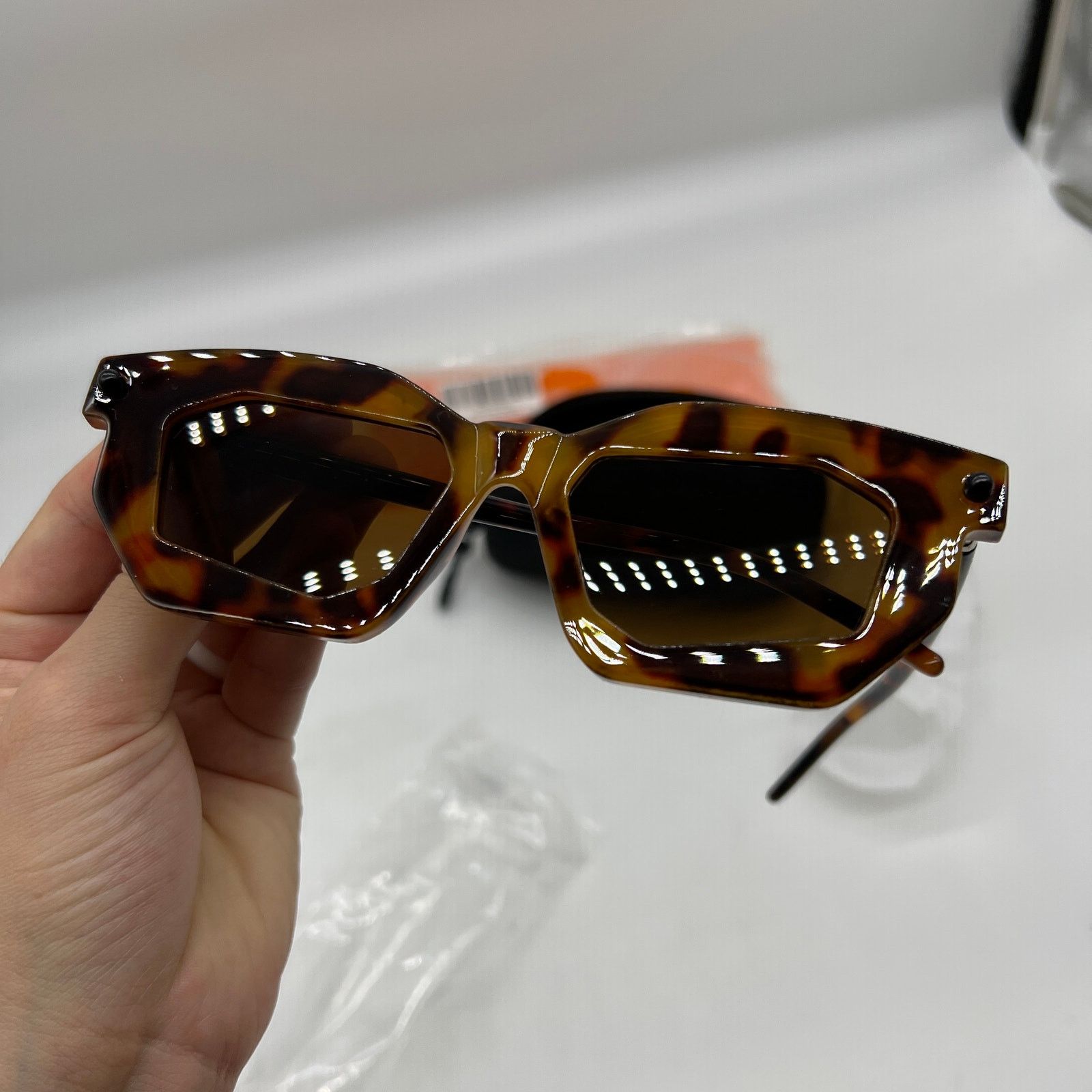 Other OQQ Fashion Sunglasses for Women Brown Color New in Box Size ONE SIZE - 2 Thumbnail