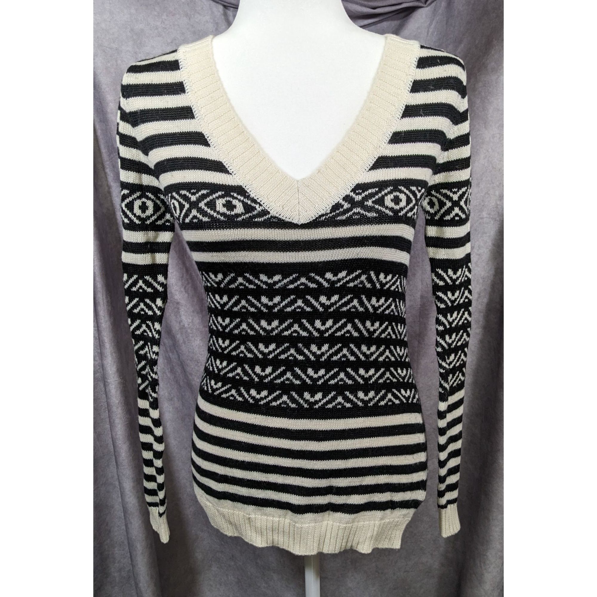 BB Dakota Trendy Warm Black And White V Neck Sweater by BB Dakota Size S / US 4 / IT 40 - 4 Thumbnail