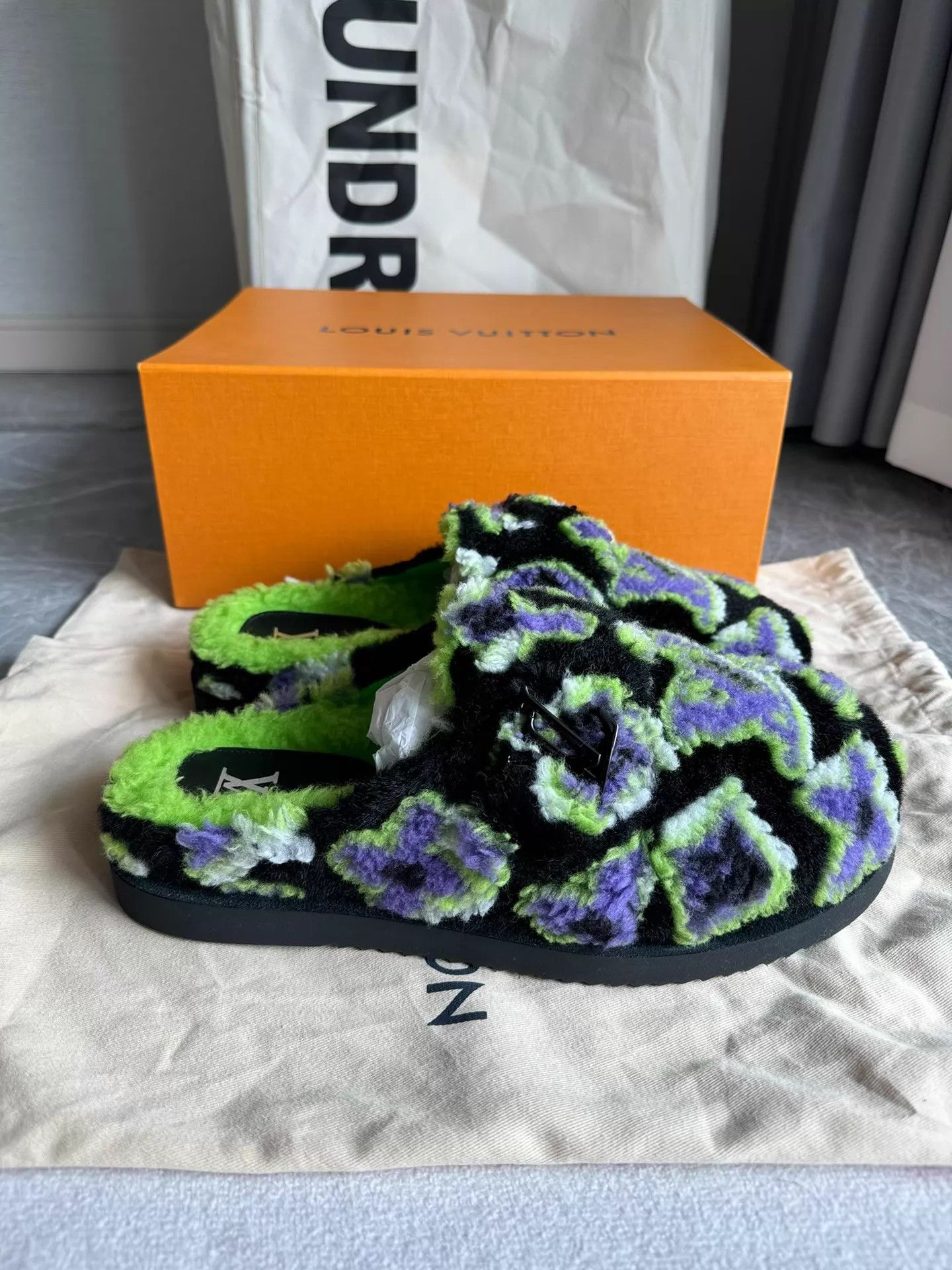 Louis Vuitton LV Easy All Over Logo Slippers 42 Black Green Size US 9 / EU 42 - 3 Thumbnail