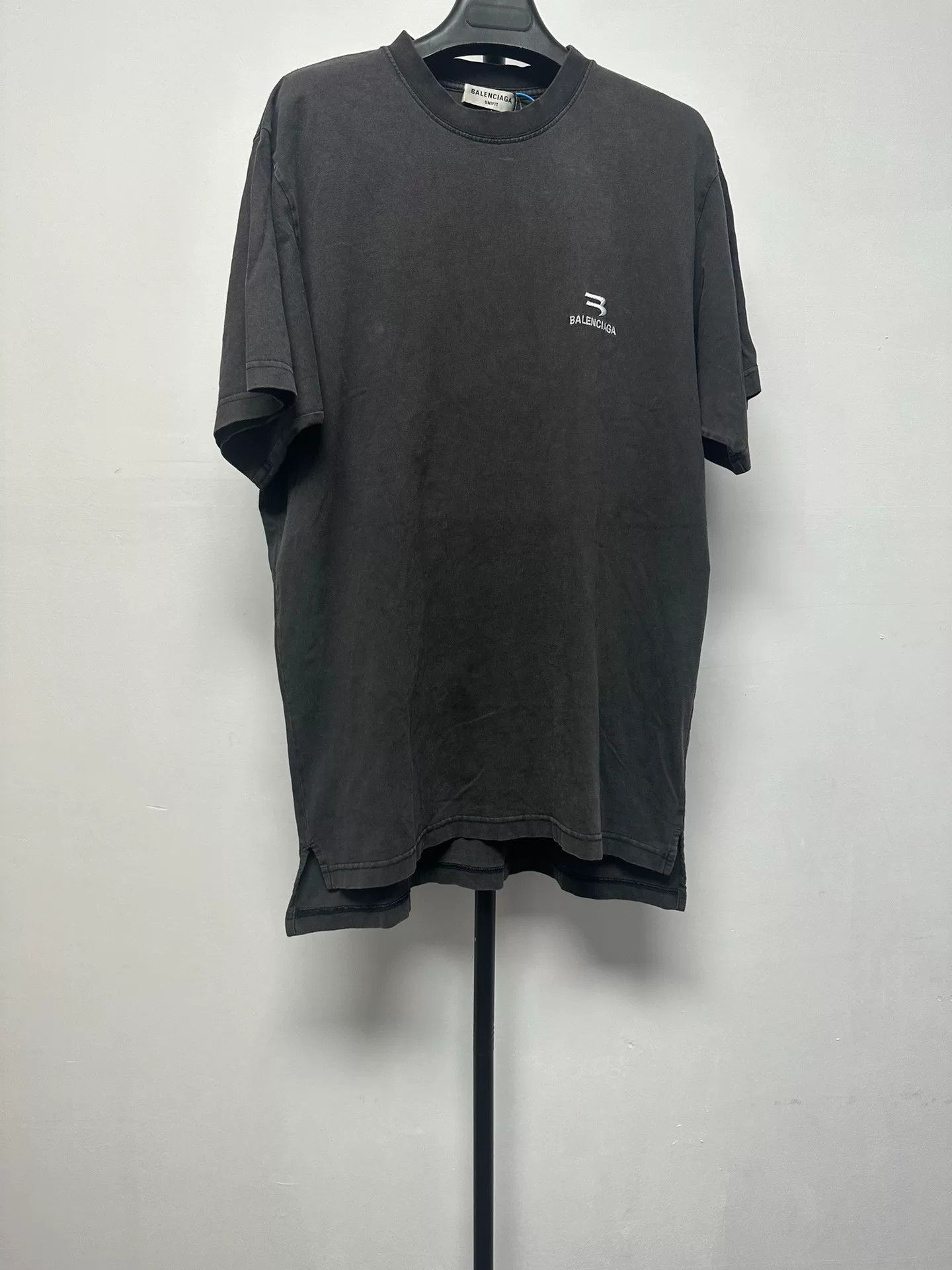 Balenciaga Balenciaga Logo Print Solid Crewneck T-Shirt Size US S / EU 44-46 / 1 - 1 Thumbnail