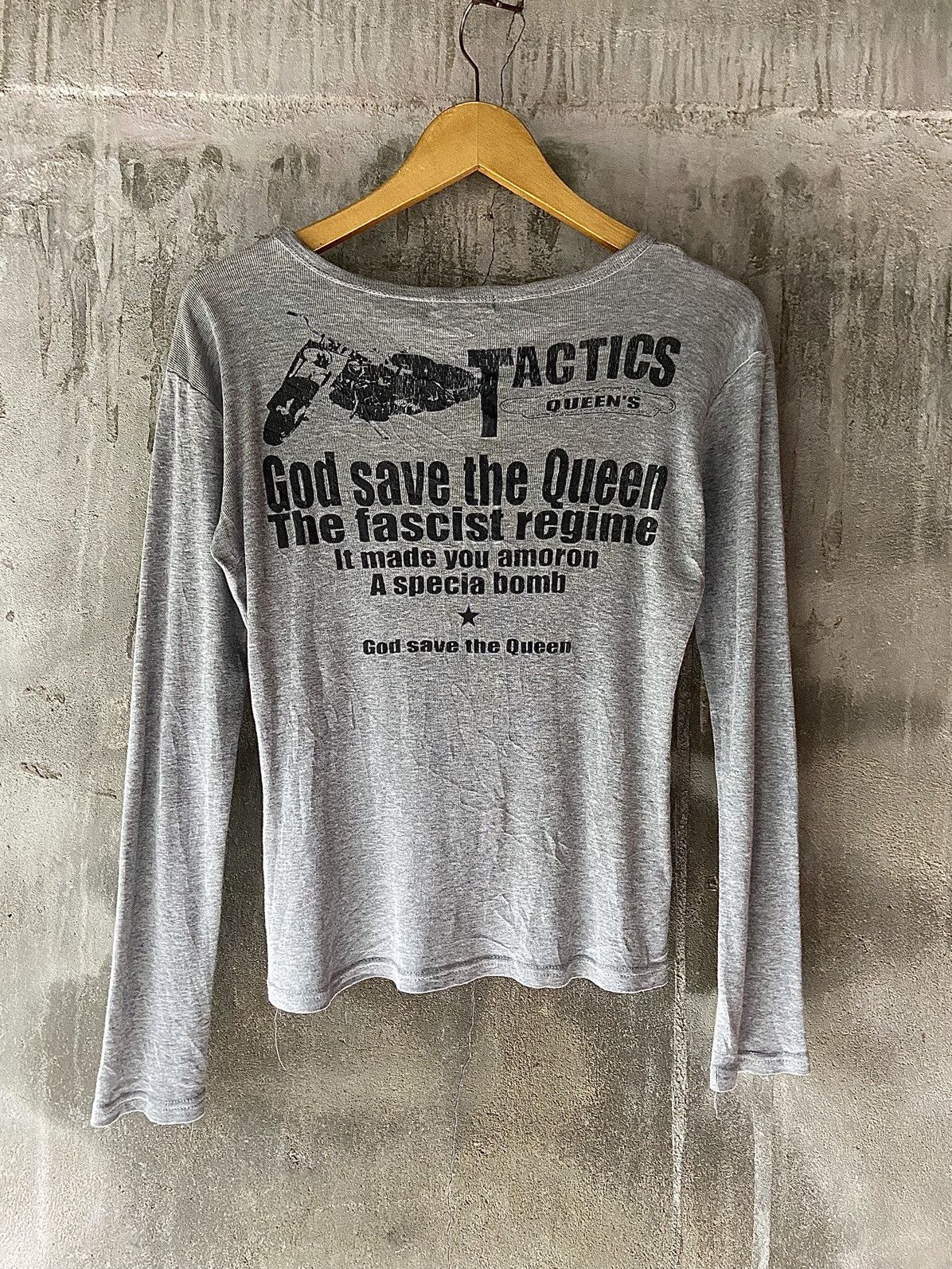 Japanese Brand TACTICS QUEEN'S GOD SAVE THE QUEEN LONG SLEEVE Size US S / EU 44-46 / 1 - 9 Thumbnail