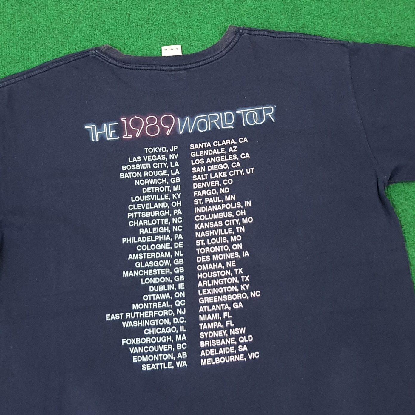 Band Tees × Vintage Vintage Taylor Swift The 1989 World Tour Tshirt C219n50 Size US XL / EU 56 / 4 - 4 Thumbnail