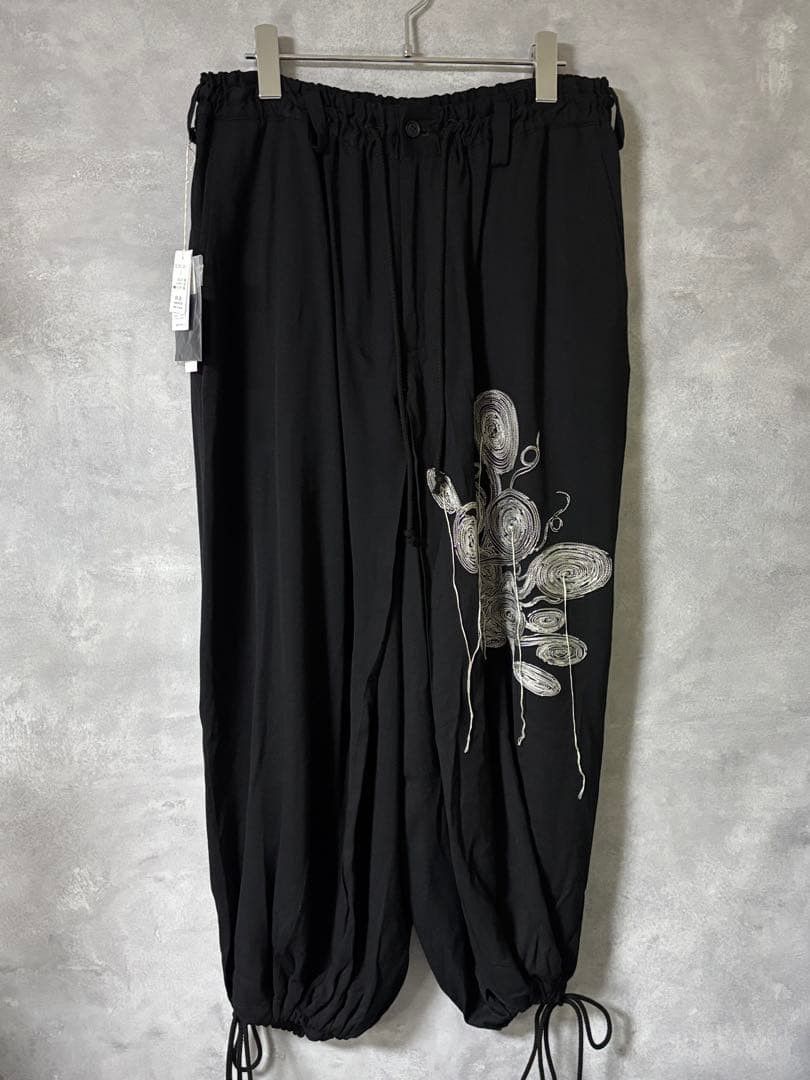 Yohji Yamamoto S'YTE × Junji ITO UZUMAKI EMBROIDERY HAKAMA BALLOON PANTS Size US 35 - 1 Thumbnail