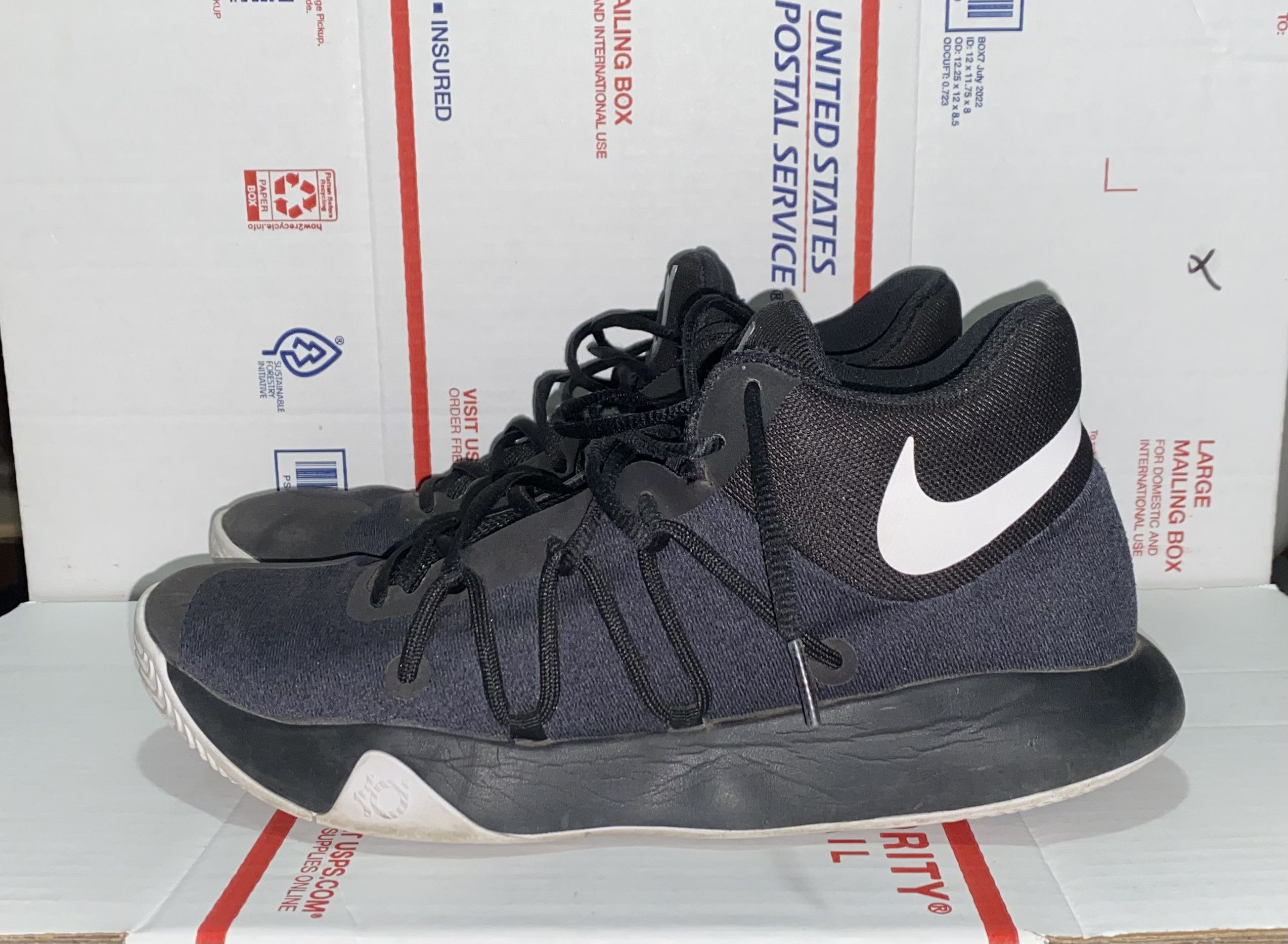 Nike 2017 KD Trey 3 5 five 35 basketball sneakers 9 1/2 Shoes BLK Size US 9.5 / EU 42-43 - 1 Thumbnail