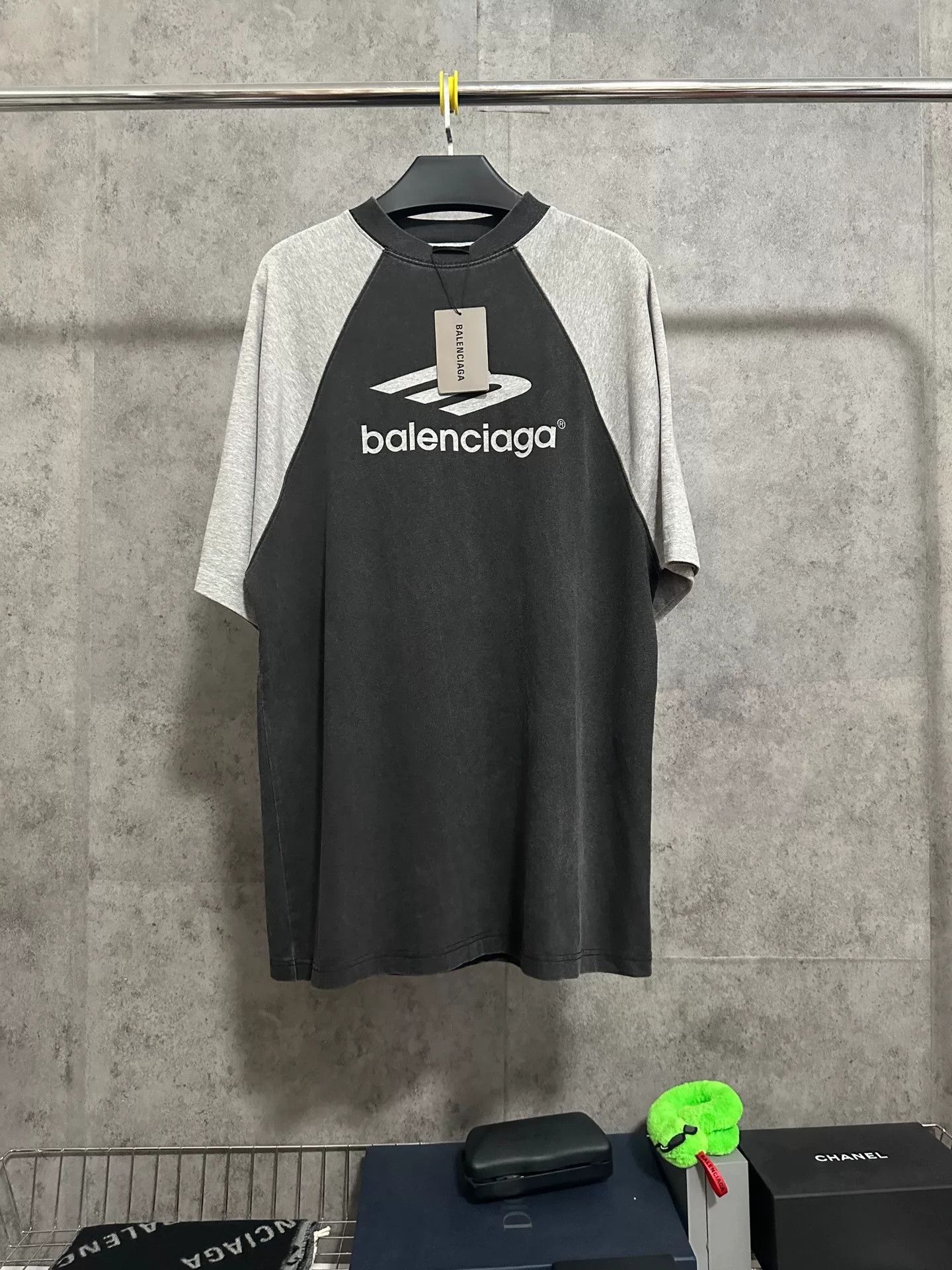 Balenciaga Balenciaga 3B Logo Black-Gray Short-Sleeve T-Shirt Size US S / EU 44-46 / 1 - 1 Thumbnail