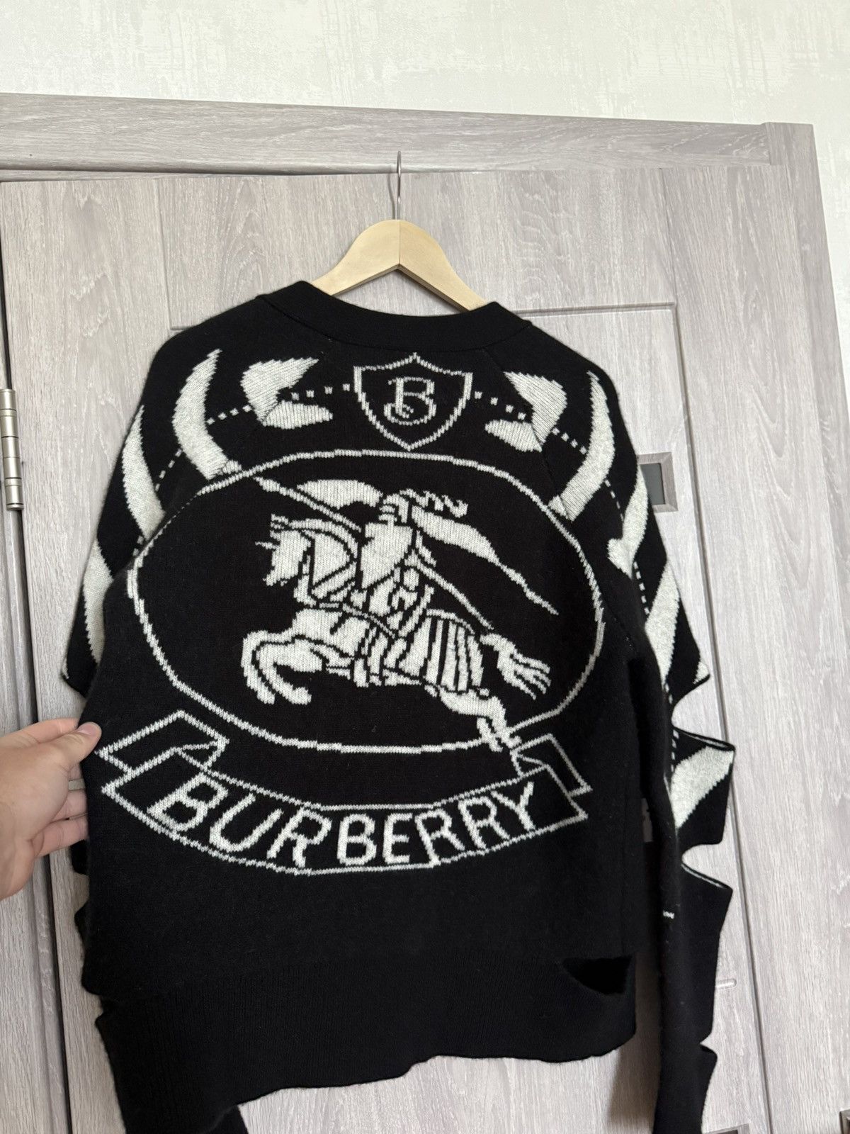 Burberry Burberry Merino Wool Cashmere Logo Intarsia Cut Out Sweater Size S / US 4 / IT 40 - 7 Thumbnail