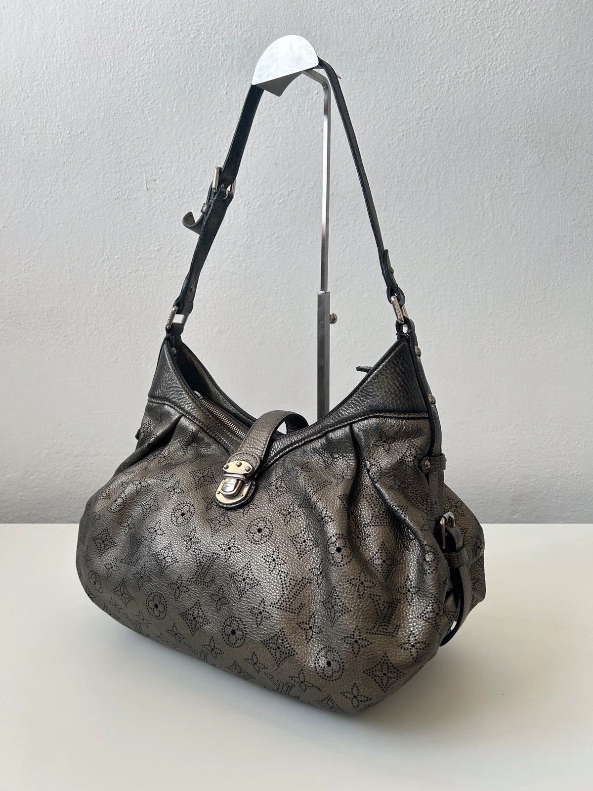 Louis Vuitton Louis Vuitton Argent Monogram Mahina handbag Size ONE SIZE - 5 Thumbnail