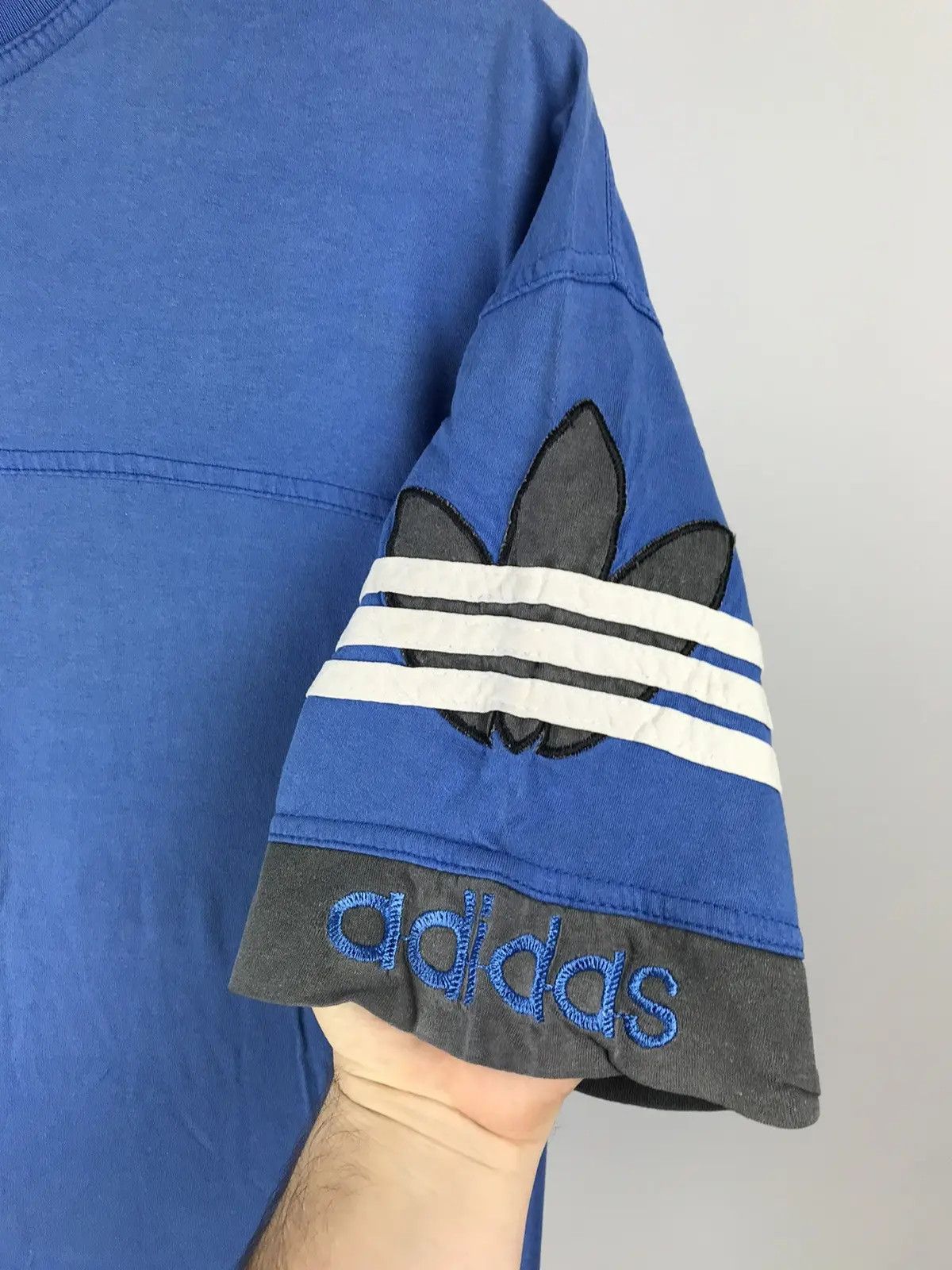 Adidas Adidas T-shirt vintage 90s logo embroidered sleeve size L Size US L / EU 52-54 / 3 - 3 Thumbnail