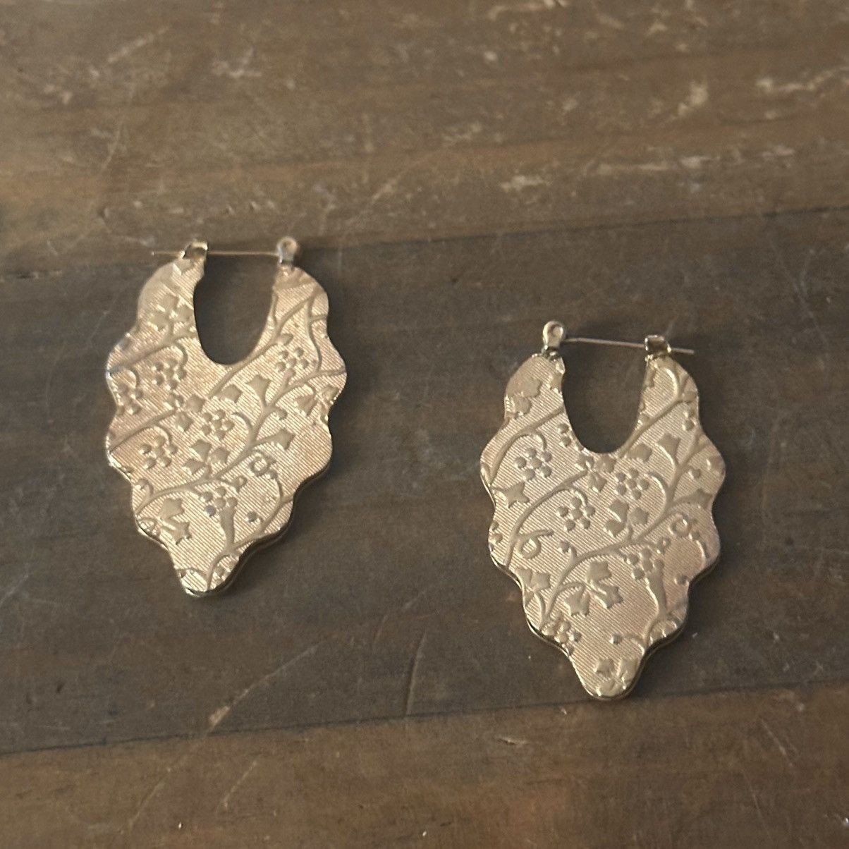 Other Gold tone patterned leaf scalloped hoop earrings Size ONE SIZE - 4 Thumbnail