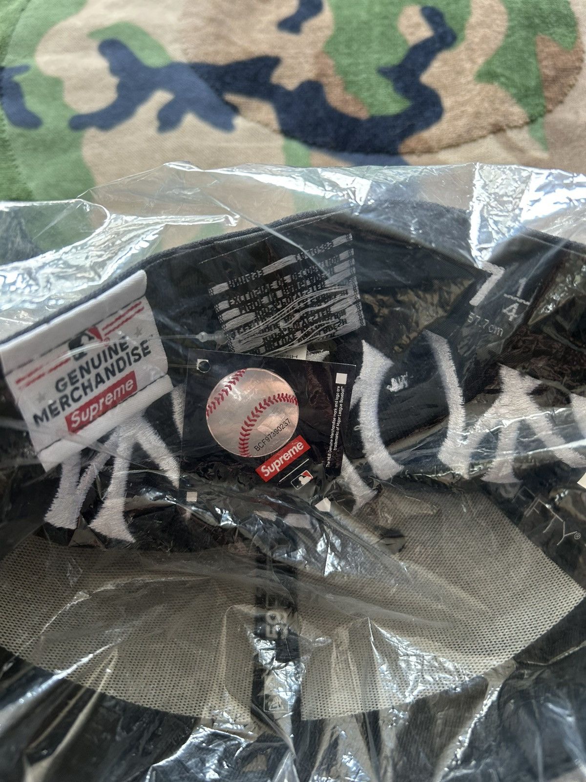 New Era × New York Yankees × Supreme Supreme New York Yankees Box Logo New Era Navy 7 1/4 FW21 Size ONE SIZE - 8 Thumbnail