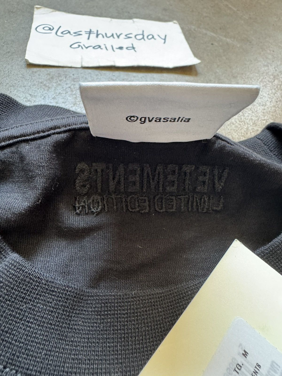 VTMNTS × Vetements Vetements Logo Tape Tee Black/Purple Medium Size US M / EU 48-50 / 2 - 9 Thumbnail