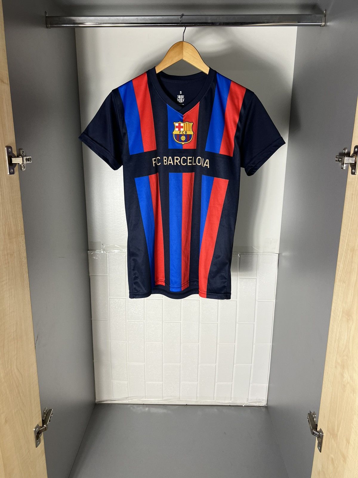Vintage VERY RARE FC BARCELONA SPAIN SOCCER JERSEY RETRO BLOKE Y2K Size US S / EU 44-46 / 1 - 4 Thumbnail