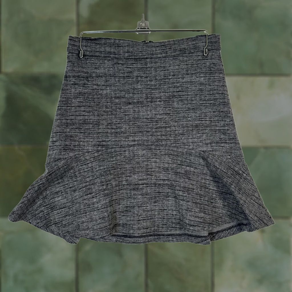 Banana Republic Banana Republic Mini Skirt Skirt Womens Size 0 Gray Ruffle Hem Back Zip, Short, Tweed Cotton, 0, Regular Size, Vintage: No Size 25" / US 0 / IT 36 - 1 Thumbnail