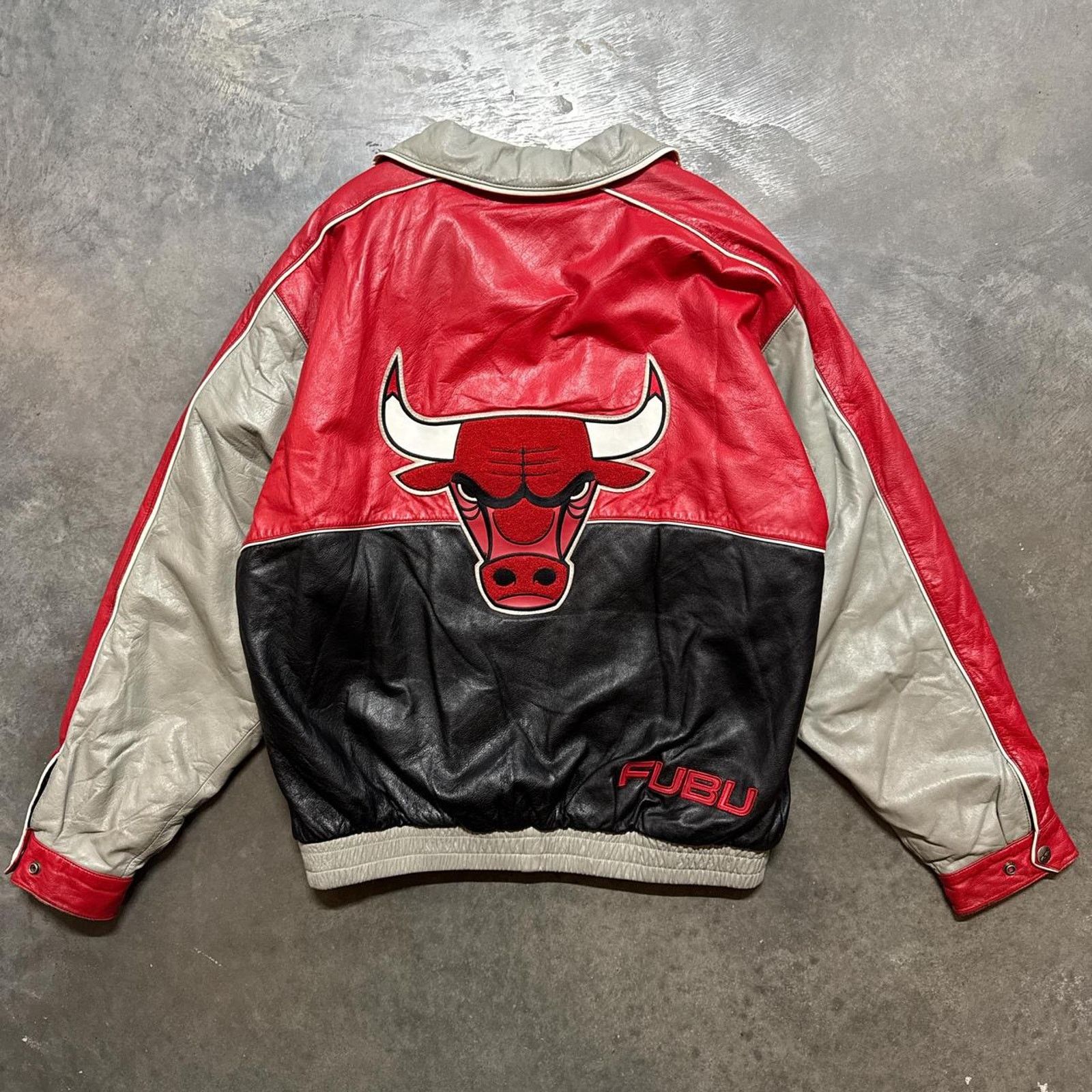 Fubu × Vintage Vintage 2000s Fubu Chicago Bulls NBA Rap Leather Jacket Size US L / EU 52-54 / 3 - 1 Thumbnail