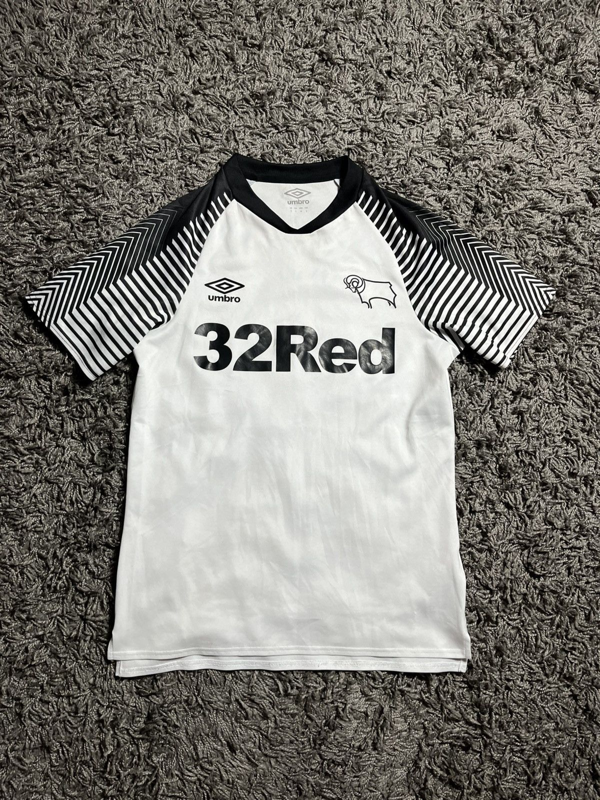Umbro DERBY COUNTY UMBRO 2019/20 SOCCER TRIKOT FOOTBALL JERSEY Size US S / EU 44-46 / 1 - 1 Thumbnail