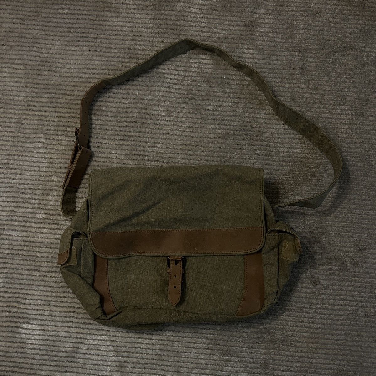 L.L. Bean Love and Other Drugs ‘09 Crew vintage L.L.Bean Messenger Bag Size ONE SIZE - 2 Thumbnail