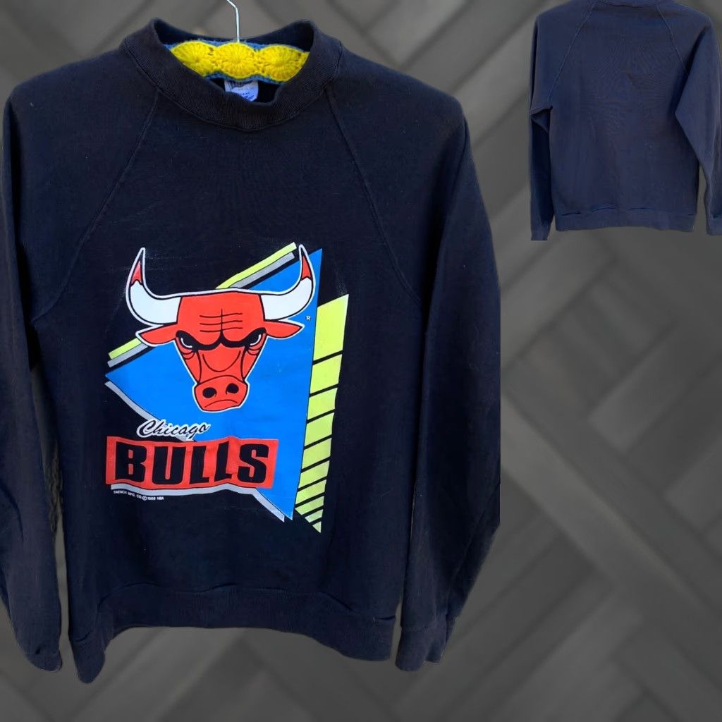 CO VINTAGE Chicago Bulls Sweatshirt Trench Mfg Co c 1989 NBA 1980s Size S Mens Black Cotton Blend Pullover Graphic Print 80s Sports Sweatshirt Size US S / EU 44-46 / 1 - 1 Thumbnail