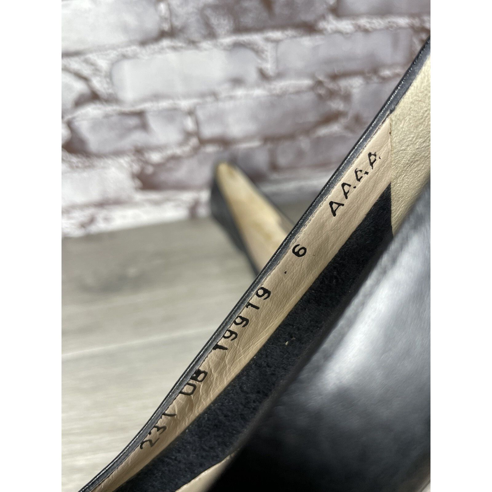 Salvatore Ferragamo Salvatore Ferragamo Black Leather Gold Bow Designer VTG Heel Size US 6 / IT 36 - 11 Thumbnail