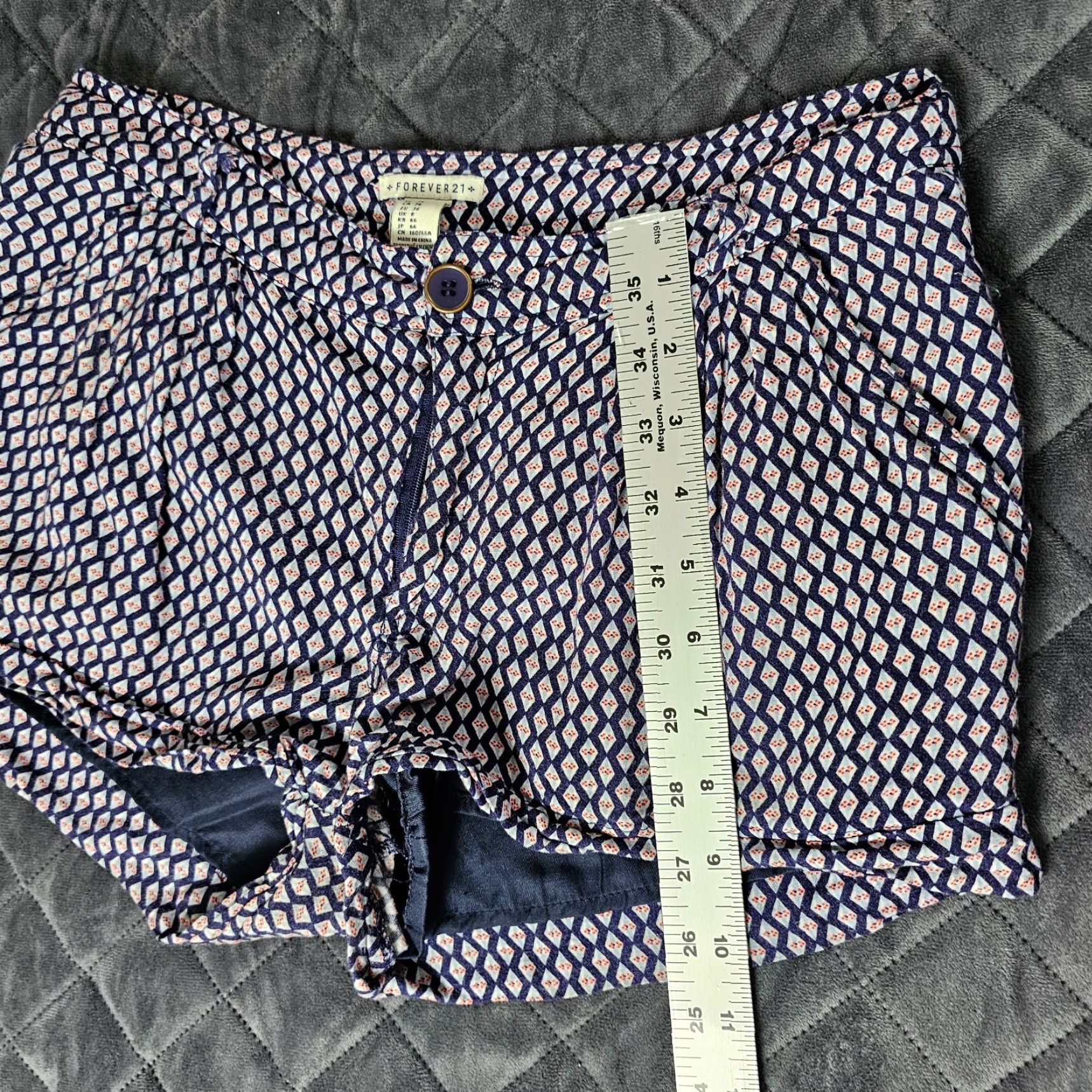Forever 21 Forever 21 Shorts Bermuda Womens 26 Blue Casual Flat Front Geometric Pocket Zip Button Cotton Blend Size 42" / US 20 - 4 Thumbnail