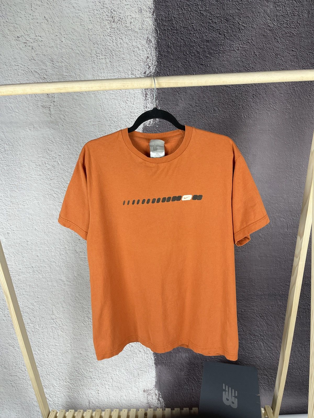 Vintage Nike vintage y2k orange stripe logo swoosh tee shirt Size US M / EU 48-50 / 2 - 1 Thumbnail