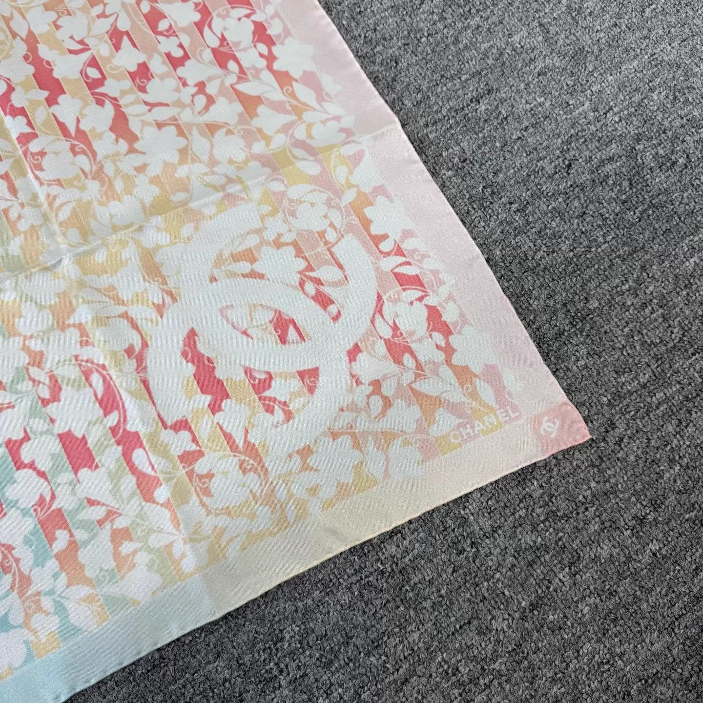 Chanel Chanel 26C silk scarf Camellia CC pastel blue grad Size ONE SIZE - 2 Thumbnail