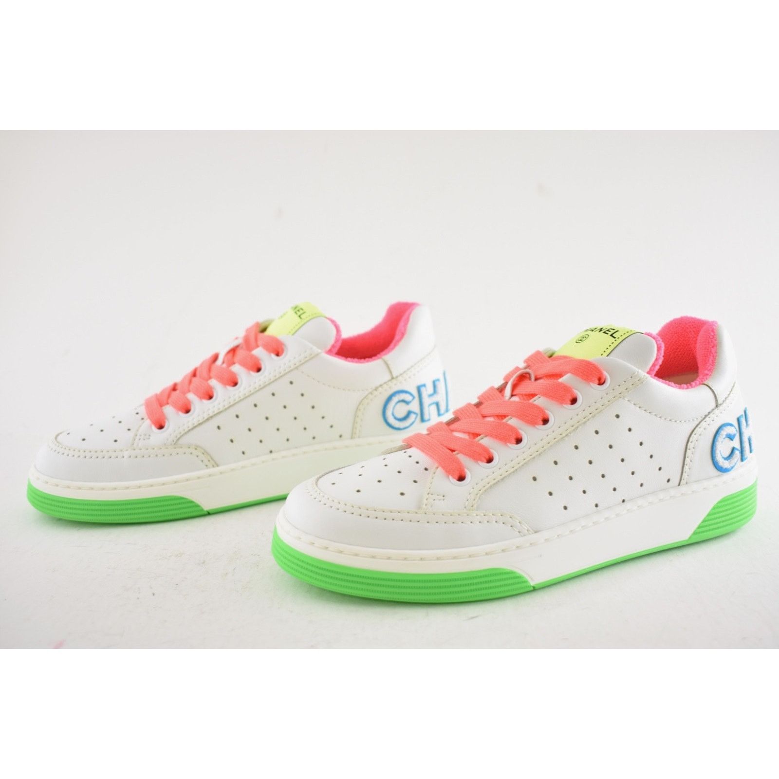 Chanel Chanel Neon CC Logo Flat Lace Up Runner Trainer Sneaker 37 Size US 7 / IT 37 - 9 Thumbnail