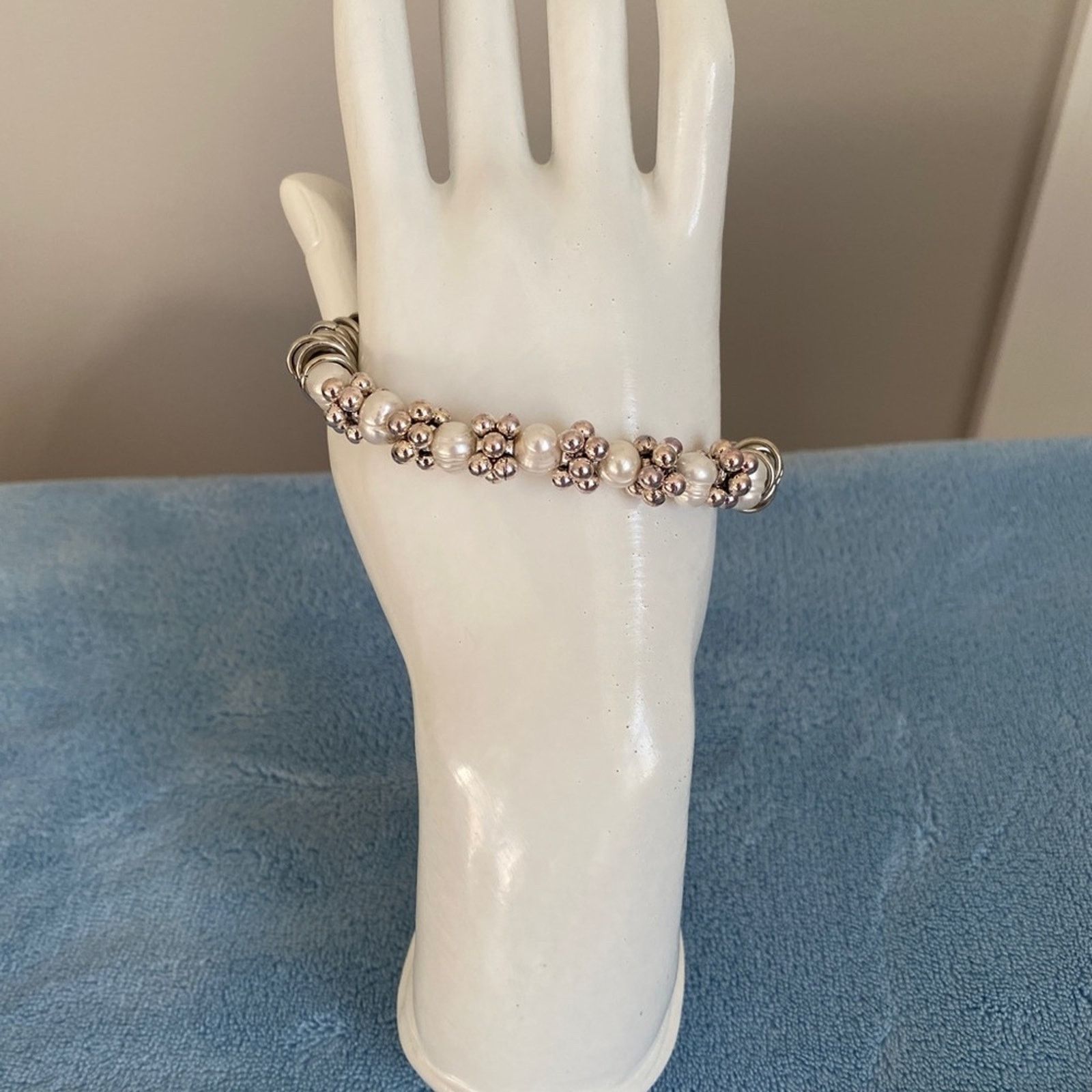 Other Silvertone and Faux Pearl Stretch Bracelet Size ONE SIZE - 3 Thumbnail