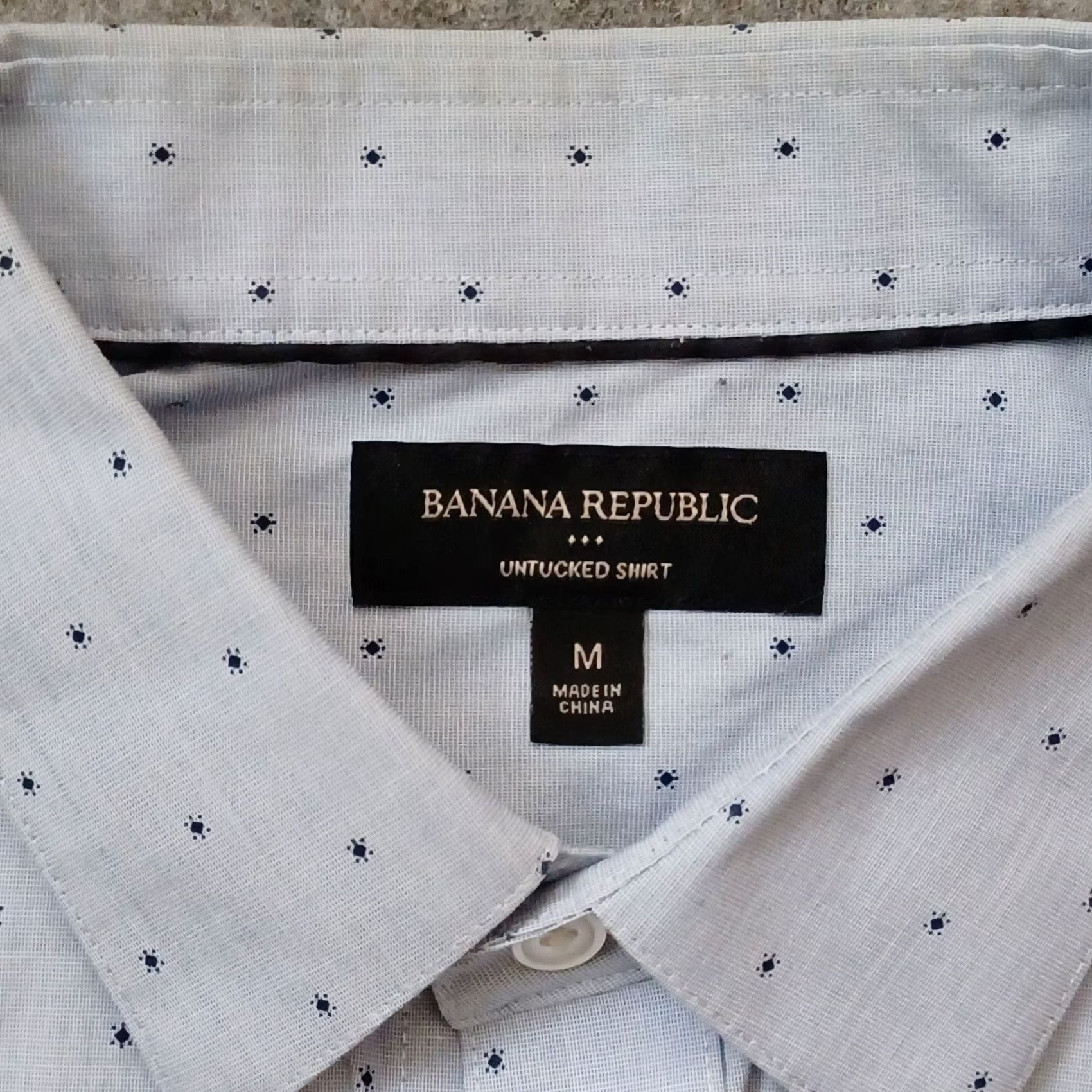 Banana Republic Banana Republic Shirt Mens Medium Blue Geometric Button-Up Long Sleeve Untucked Button Up Regular Fit Casual Weekday Entre... Size US M / EU 48-50 / 2 - 2 Thumbnail