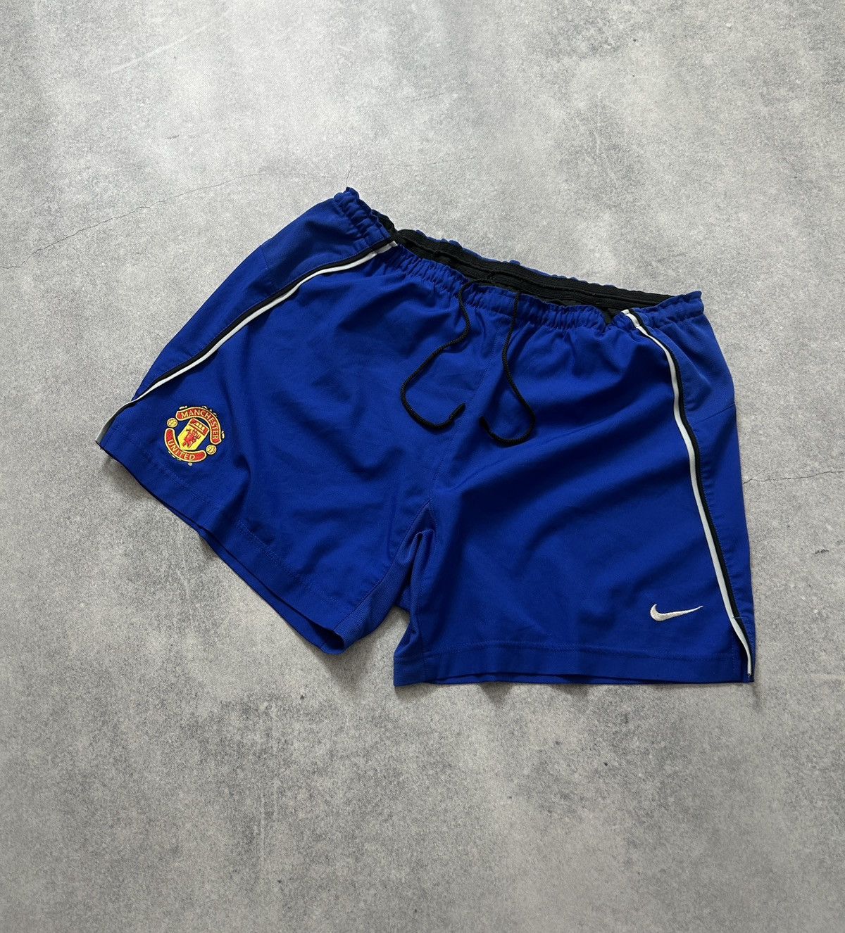 Vintage Vintage Nike Manchester United shorts mens nylon Size US 34 / EU 50 - 1 Thumbnail