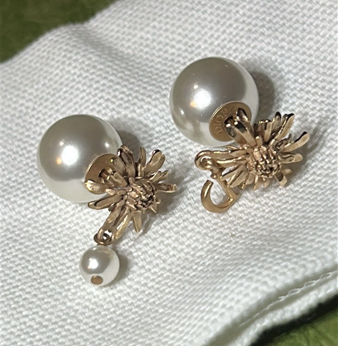 Dior DIOR TRIBALES Earrings Matte Pink-Finish Metal White Resin Size ONE SIZE - 2 Thumbnail