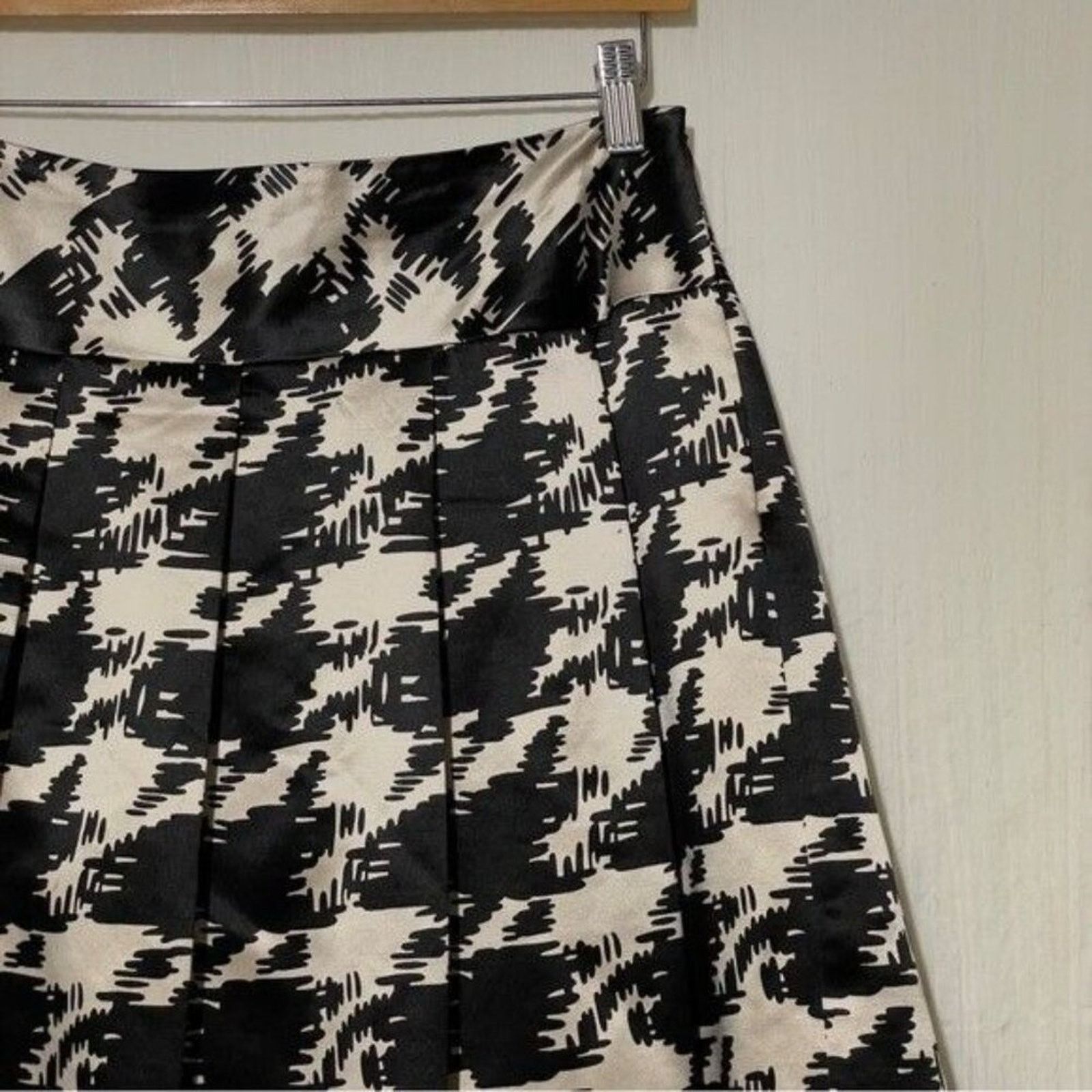Trina Turk Trina Turk Skirt Silk/Wool Classic Houndstooth Black Ivory 4 Size 27" / US 4 / IT 40 - 2 Thumbnail