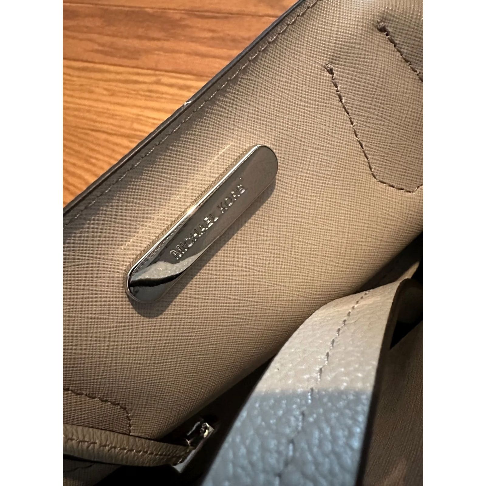 Michael Kors Michael Kors Mercer Pearl Gray Convertible Pebbled Leather Accordion Tote Bag Women Size ONE SIZE - 4 Thumbnail
