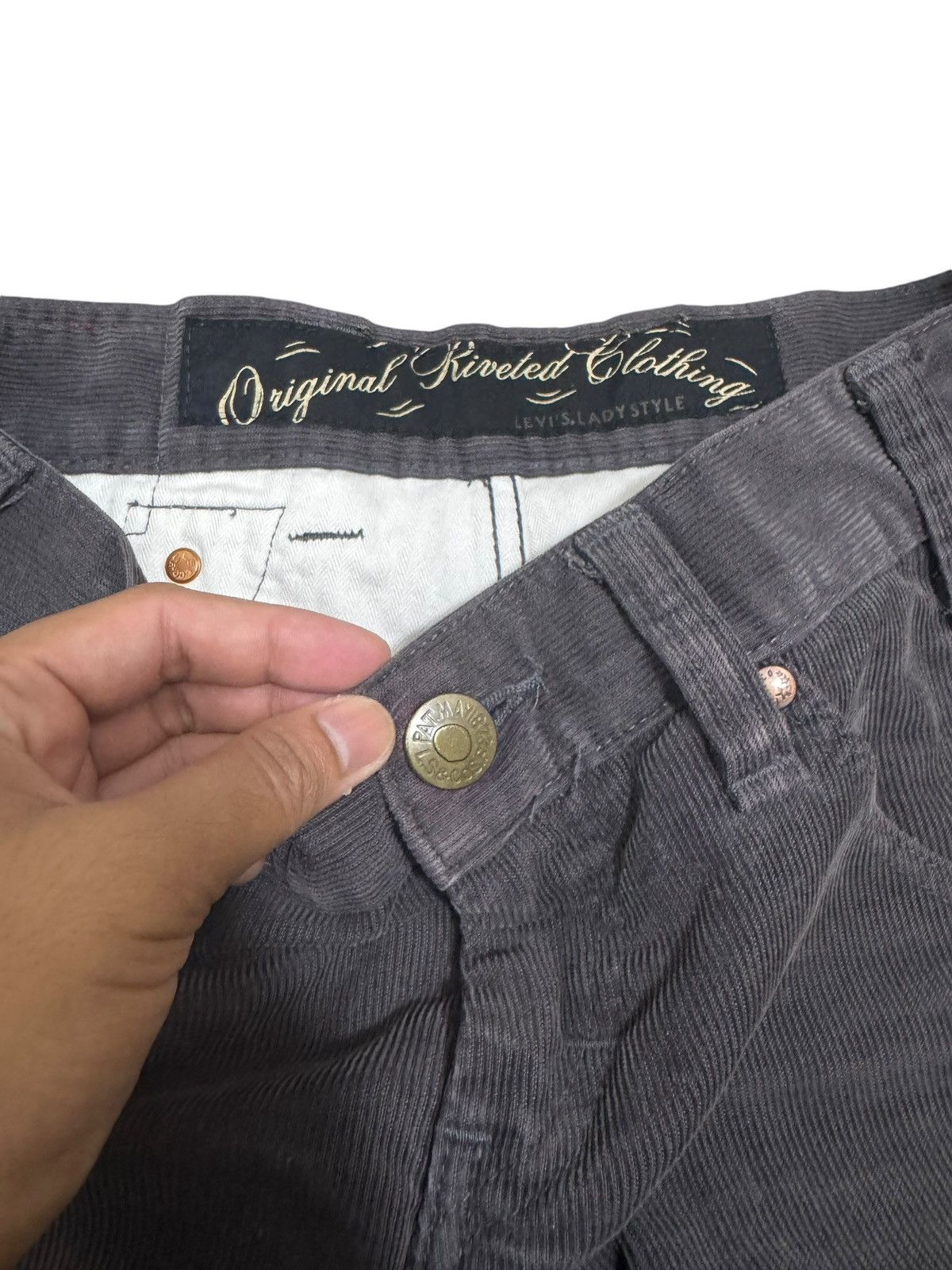 Levi's × Vintage VINTAGE LEVIS CORDUROY BUCKLE BACK LEVIS LADY SHORTPANT Size 28" / US 6 / IT 42 - 5 Thumbnail