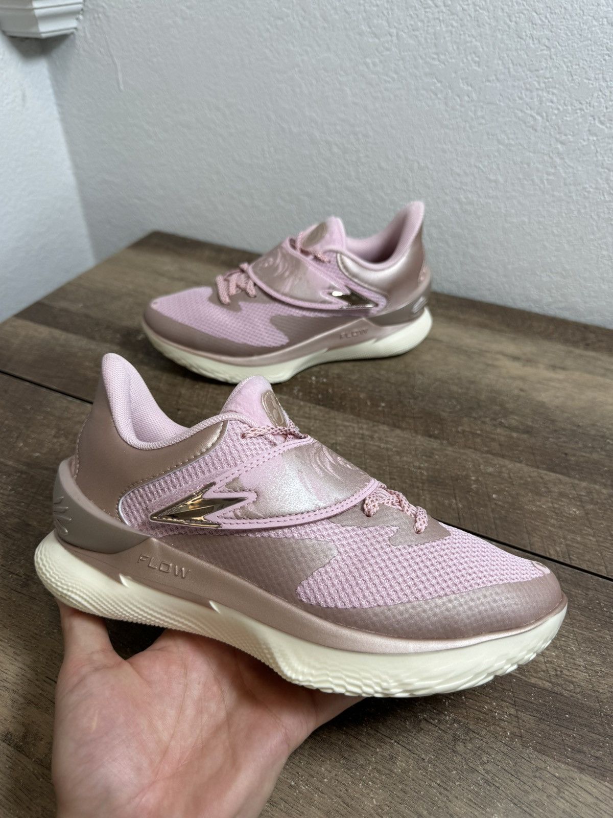 Under Armour Under Armour Curry Fox 1 Reign Rose 6001922-647 Sz 6.5Y NEW Size US 6.5 / EU 39-40 - 1 Thumbnail